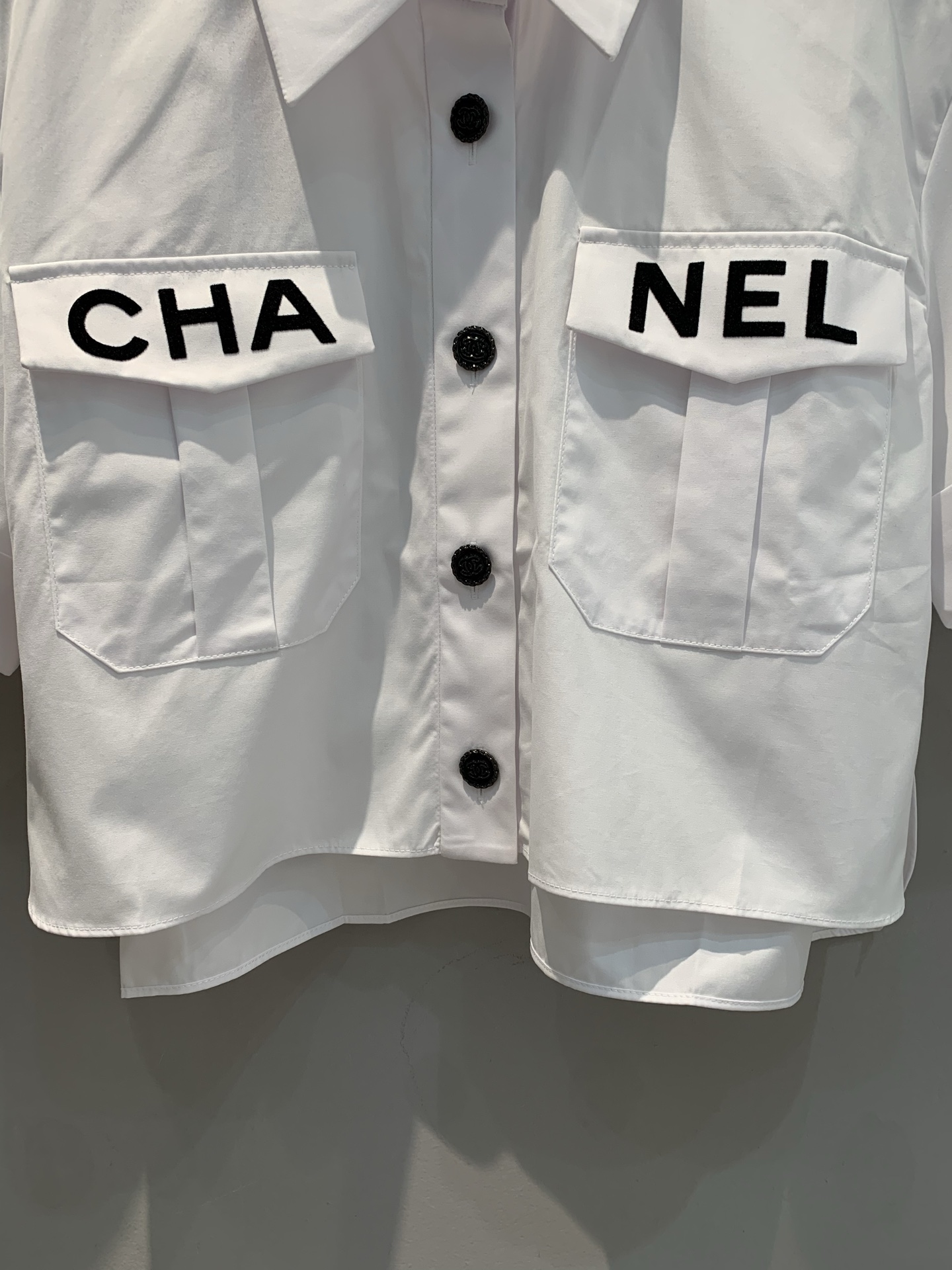 新款🔥出货啦📢 原版开发 C家春夏经典款植绒衬衣 翻盖口袋设计 植绒logo 白立体裁剪 触感丰盈，柔软