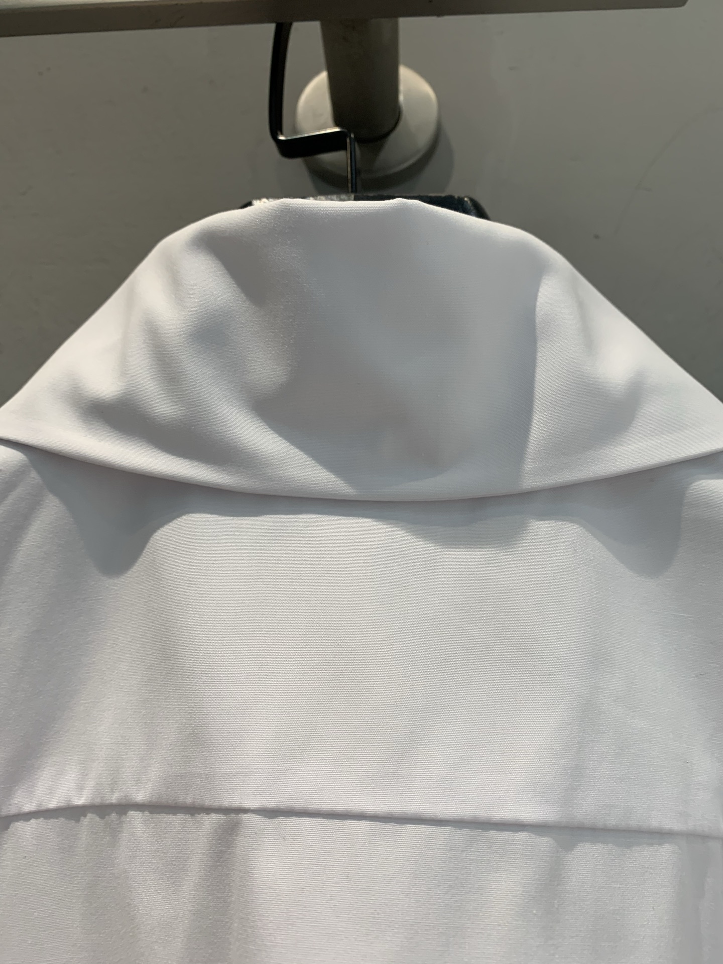 新款🔥出货啦📢 原版开发 C家春夏经典款植绒衬衣 翻盖口袋设计 植绒logo 白立体裁剪 触感丰盈，柔软