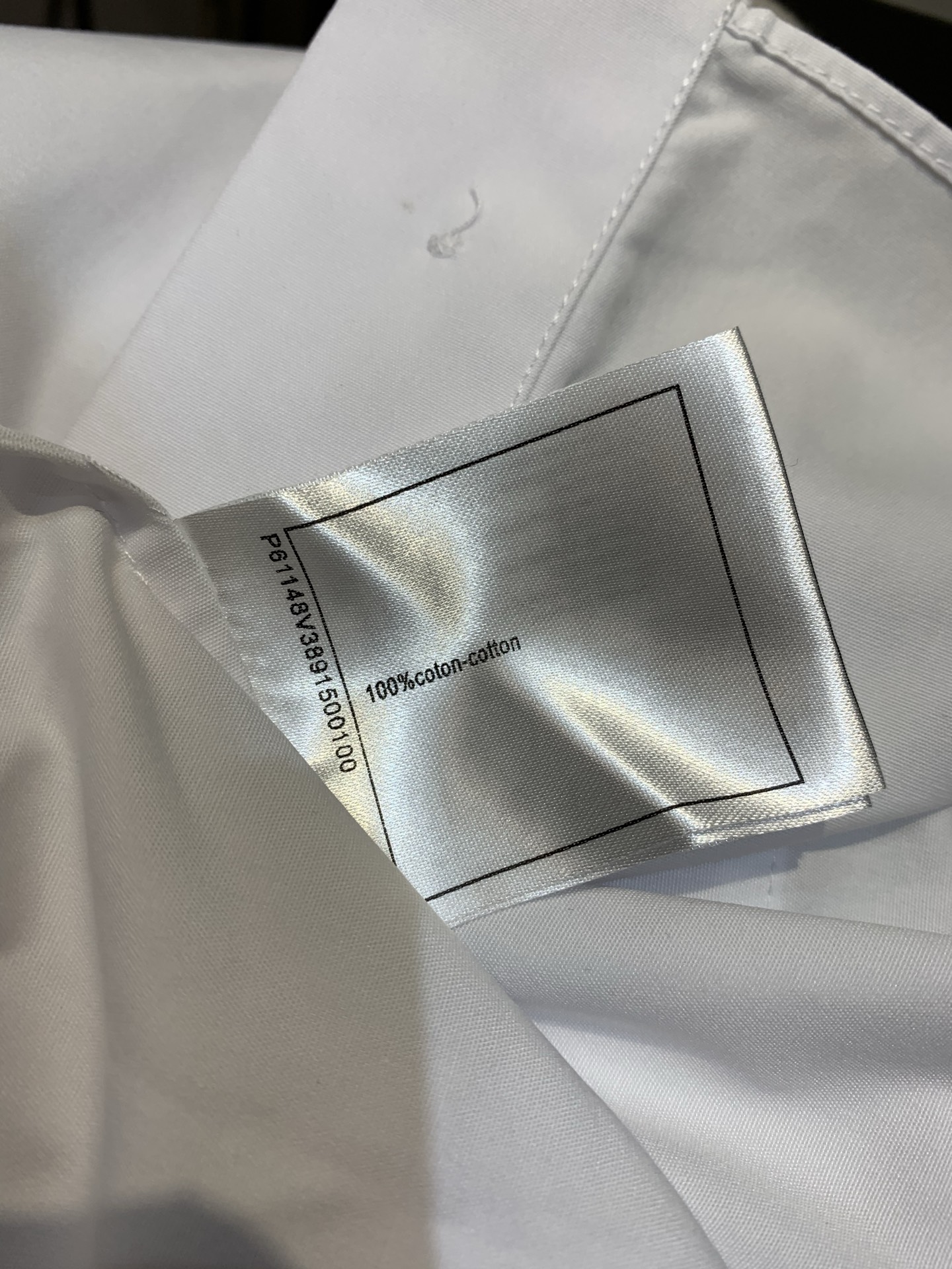 新款🔥出货啦📢 原版开发 C家春夏经典款植绒衬衣 翻盖口袋设计 植绒logo 白立体裁剪 触感丰盈，柔软