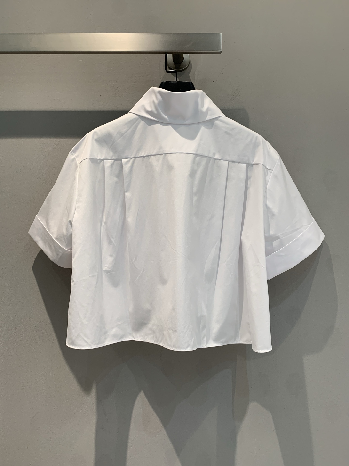 新款🔥出货啦📢 原版开发 C家春夏经典款植绒衬衣 翻盖口袋设计 植绒logo 白立体裁剪 触感丰盈，柔软