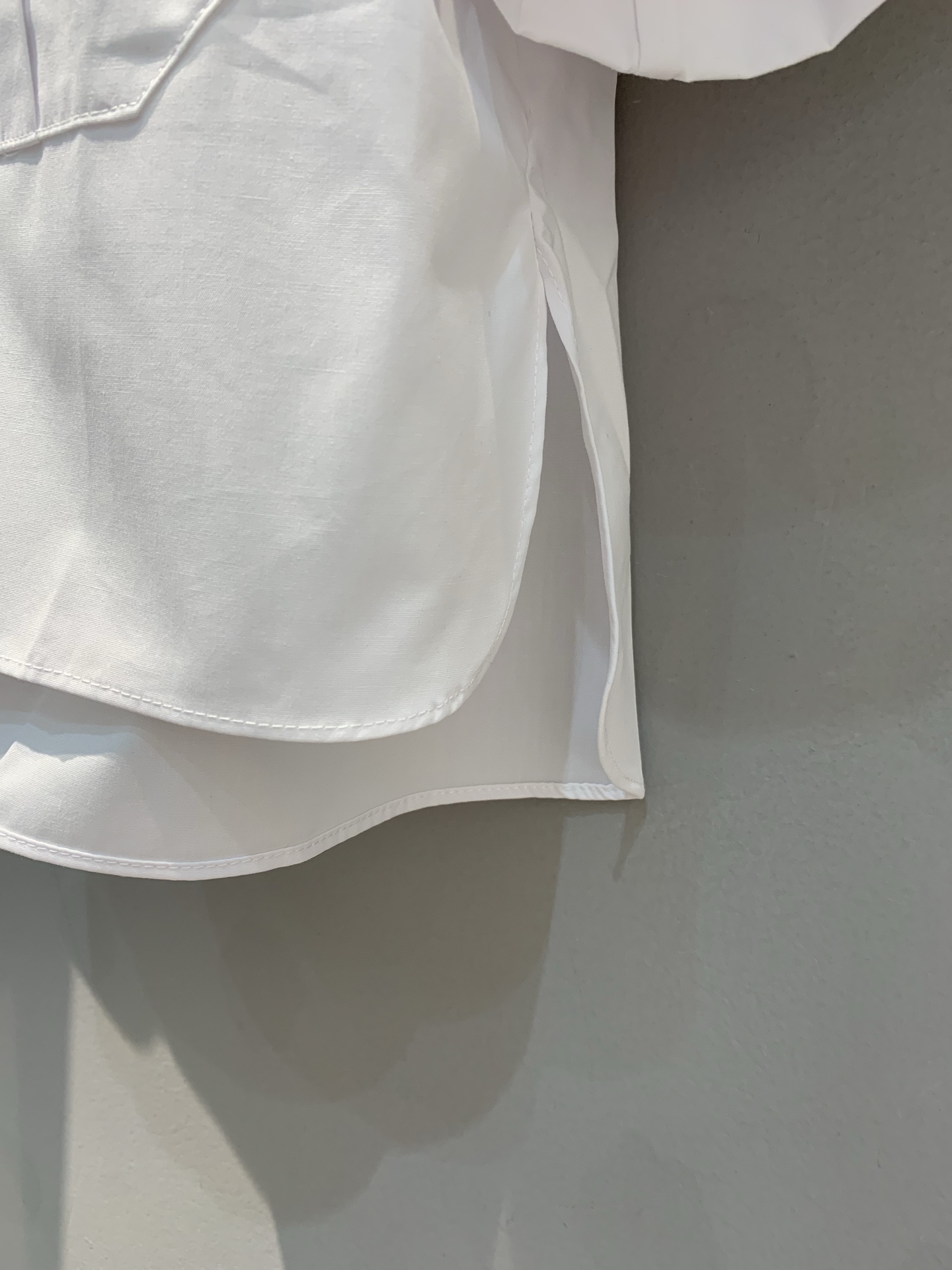 新款🔥出货啦📢 原版开发 C家春夏经典款植绒衬衣 翻盖口袋设计 植绒logo 白立体裁剪 触感丰盈，柔软