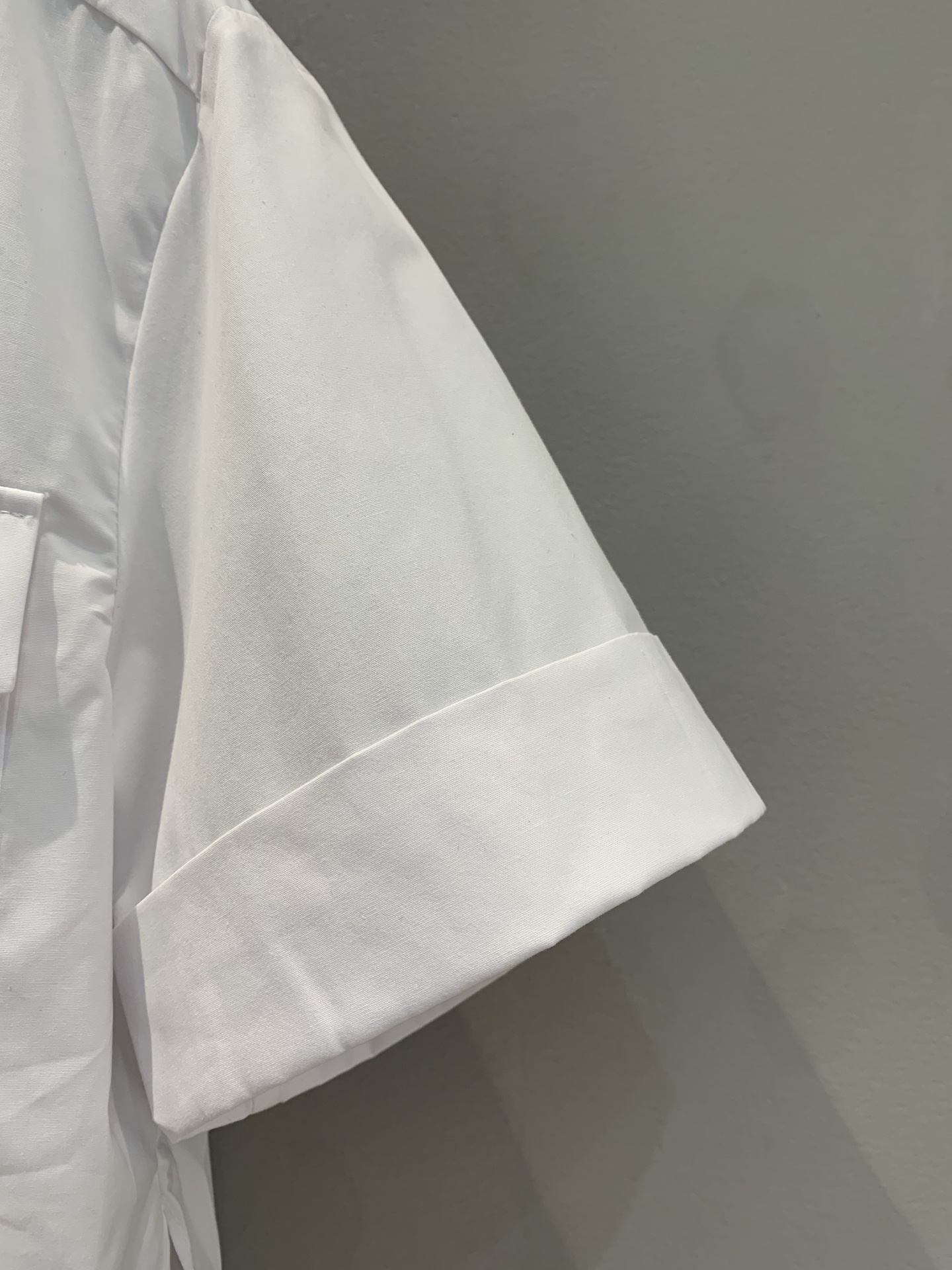 新款🔥出货啦📢 原版开发 C家春夏经典款植绒衬衣 翻盖口袋设计 植绒logo 白立体裁剪 触感丰盈，柔软