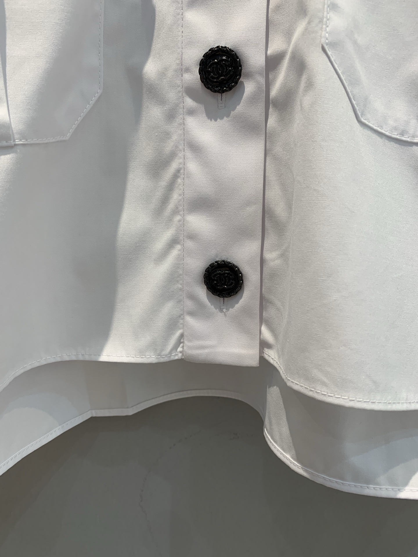 新款🔥出货啦📢 原版开发 C家春夏经典款植绒衬衣 翻盖口袋设计 植绒logo 白立体裁剪 触感丰盈，柔软