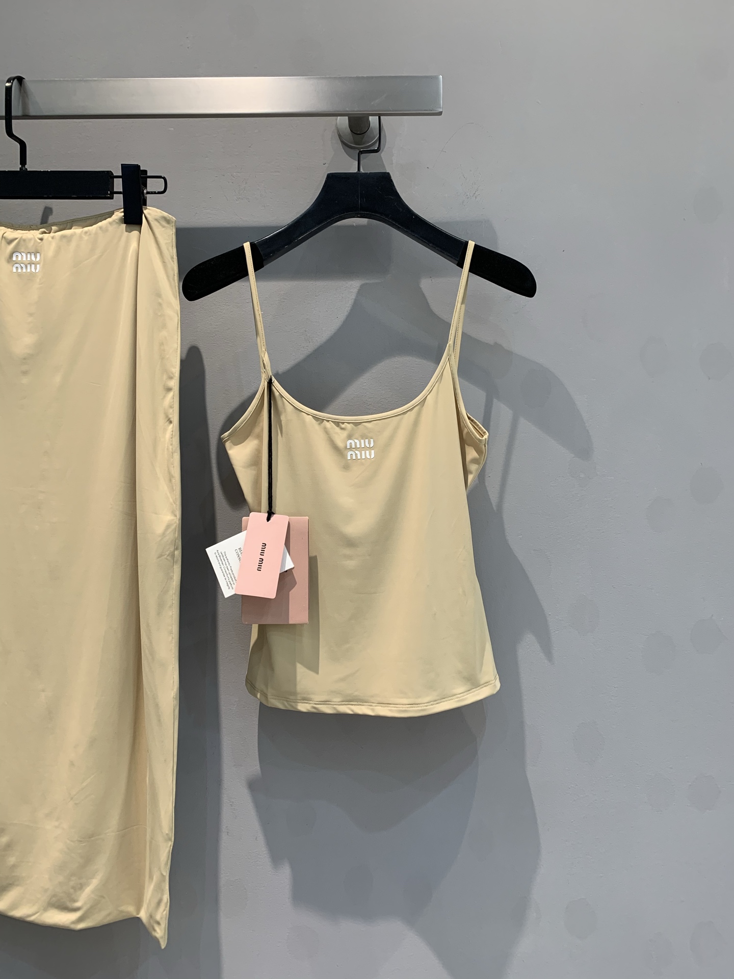 NO:327031,New model is shipped. Original development. Miumi*2025 spring and summer new nude suspender. A nude color that is very close to the skin tone. It looks ordinary. It is still amazing when paired with a skirt on the upper body. Although it is not ostentatious, it is eye-catching. It is fashionable to reduce age. It is easy to control the inner wear or wear alone, and it is full of high-end feeling. It is slim and slim, and the texture is very comfortable. SML, miumiu, skirts, alexander wang19860909新款出货啦 原版开发 Miumi*2025春夏新款裸色吊带 很亲近肤色的裸色系,看着平平无奇,上身搭配半裙还是很惊艳的,虽不张扬却夺人眼目 减龄时尚 内搭或单穿都轻松驾驭,高级感十足 修身显瘦,质感很舒适 码数SML,,miumiu,skirts,alexander wang,Women's clothing