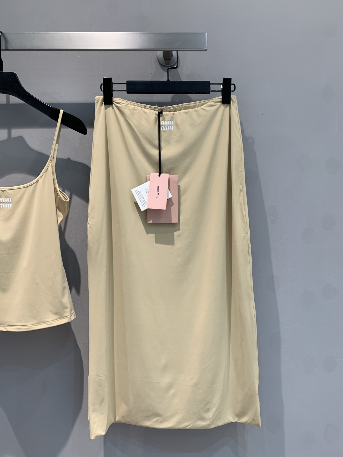 NO:327037,New model is shipped. Original development. Miumi*2025 spring and summer new nude skirt. A nude color that is very close to the skin tone. It looks ordinary and is still amazing with a suspender. Although it is not ostentatious, it is eye-catching. It is age-reducing and fashionable. It is full of high-end feeling. Slim and slim and comfortable texture. SML, miumiu, skirts, alexander wang19860909新款出货啦 原版开发 Miumi*2025春夏新款裸色半裙 很亲近肤色的裸色系,看着平平无奇,搭配吊带还是很惊艳的,虽不张扬却夺人眼目 减龄时尚 高级感十足 修身显瘦,质感很舒适 码数SML,,miumiu,skirts,alexander wang,Women's clothing