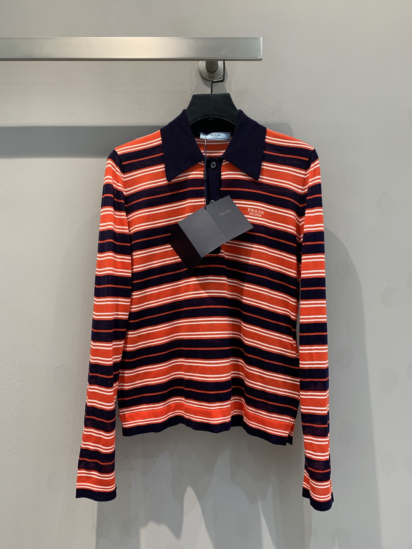 NO:327014,New model is shipped. Original development. Prad*2025 early spring new polo striped long-sleeved top. Early spring light knitted thickness, vibrant contrasting color splicing. Made of imported German machines, silk blended material, comfortable and skin-friendly upper body, soft and glutinous touch. Good breathability, texture and praise. It shows thin shoulders, and the upper body is a good feeling for paper people. Number of 36 38 40,,prada, real silk,alexander wang19860909新款出货啦 原版开发 Prad*2025早春新款polo条纹长袖上衣 早春轻薄针织厚度,活力撞色拼接,采用德国进口机器制作,真丝混纺材质,上身舒适亲肤,触感软糯 具有良好的透气性,质感及赞 显肩薄,上身妥妥纸片人既视感 码数36 38 40,,prada,real silk,alexander wang,Women's clothing