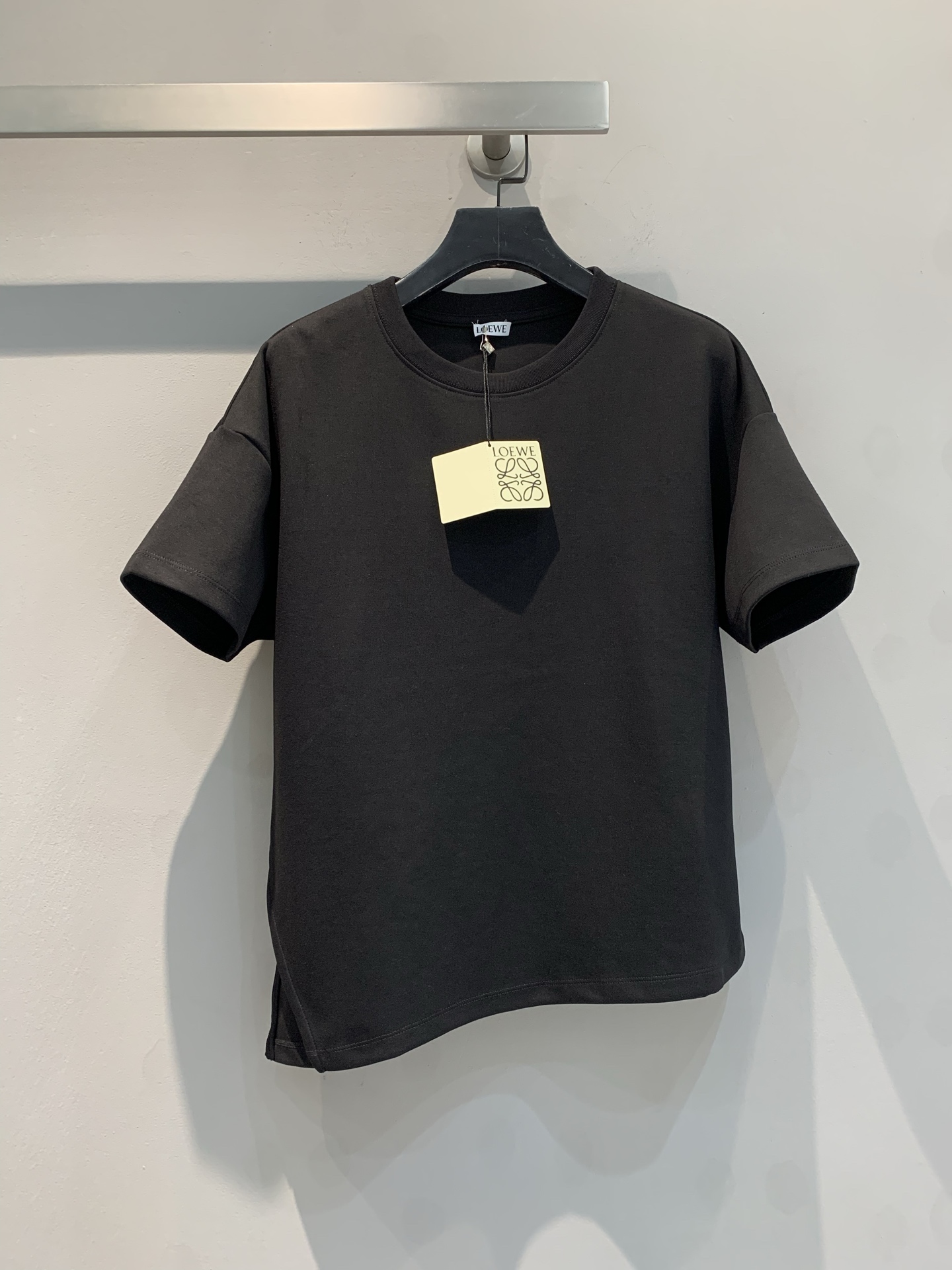 NO:327026,The new model is shipped. Original development. Loew*2025 spring and summer new round neck small embroidered logo short-sleeved custom tailoring design, with both pure cotton material and comfort. The simple and atmospheric small-size design really shows the figure, the right length. Visually automatically divides the figure into a golden ratio, whether worn alone or under the base. S M L,,loewe, T-shirt, gold, alexander wang19860909新款出货啦 原版开发 Loew*2025春夏新款圆领小标刺绣logo短袖定制裁剪设计,纯棉材质与舒适度兼具.简约大气的小版型设计真的巨显身材,恰到好处的衣长 视觉自动将身材分割出黄金比例,无论单穿或者打底都很绝.码数 S M L,,loewe,T-shirt,gold,alexander wang,Women's clothing