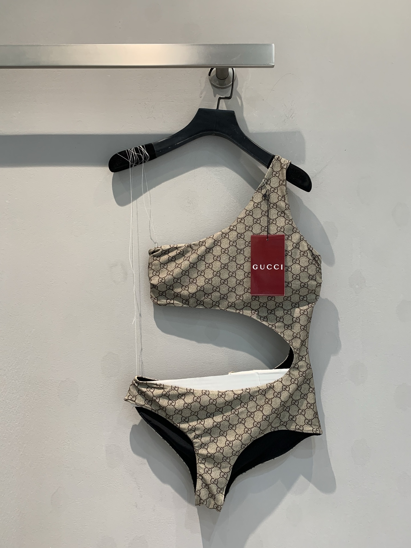 NO:327032,New models are shipped. Original development (neat clothes are not returned and exchanged.) G family classic presbyopia swimsuit. Pay tribute to the brand's iconic presbyopia elements. The upper body shows temperament, elegant and charming. Number of codes 36 38 40,,gucci,swimsuits,alexander wang19860909新款出货啦 原版开发（贴身衣物不退换码数）G家经典老花连体泳衣 致敬品牌的标志性老花元素 上身显气质,又优雅又魅惑 码数 36 38 40,,gucci,swimsuits,alexander wang,Women's clothing