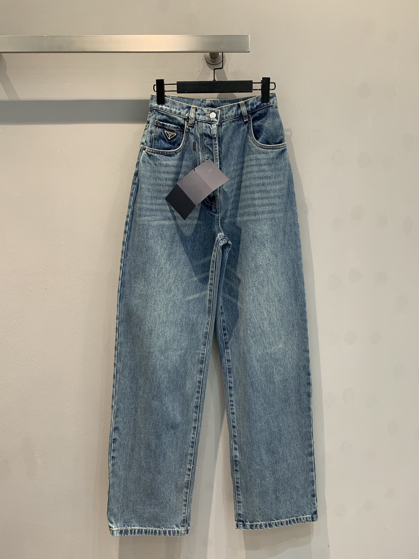 NO:327035,New models are shipped, original development Prad*2025 early spring new high-waist wide-leg jeans. The colors are very classic and versatile, and the fabric is of the thickness of all seasons. It is soft and comfortable, and has good breathability!  Everyone should be familiar with straight pants. Whether the legs are straight or have slight flaws, they can easily control them~ Number of 26 27 28, prada, jeans, alexander wang19860909新款出货啦 原版开发 Prad*2025早春新款高腰阔腿牛仔裤 颜色非常经典百搭,面料属于四季厚度 柔软舒适,透气性好！直筒的裤型大家应该都很熟悉,无论是腿型笔直还是稍有瑕疵都能轻松驾驭~ 码数26 27 28,,prada,jeans,alexander wang,Women's clothing