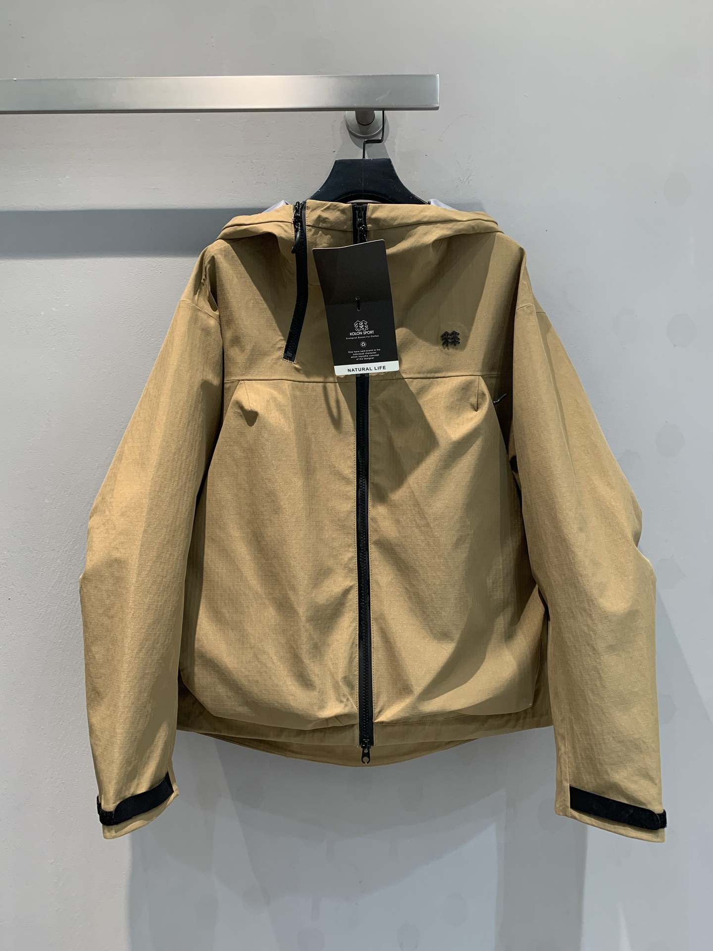 NO:327018,The new model is shipped by La M (OEM) Kelong OBLI-K couples jackets are launched in a new way, solving your matching problems at once!  This time, the three colors of pink, yellow and camel are added, whether it is a vibrant and sweet style, gentle temperament, or a retro atmosphere, which can be easily controlled. High-quality fabrics are windproof, waterproof and breathable, and worry-free outdoor activities. When couples travel, one piece for each person, which is both practical and love-showing, and is full of eye-catching when going out!  S-XL, alexander wang19860909新款出货啦M（代工厂级）可隆OBLI-K情侣款冲锋衣全新登场,一次解决你的搭配难题！此次新增粉色、黄色、驼色三色,无论是活力甜美风,还是温柔气质挂,亦或是复古氛围感,都能轻松拿捏.高品质面料,防风防水又透气,户外活动无忧.情侣出行,一人一件,既实用又能秀恩爱,出街吸睛度满满！码数S-XL,,alexander wang,Women's clothing