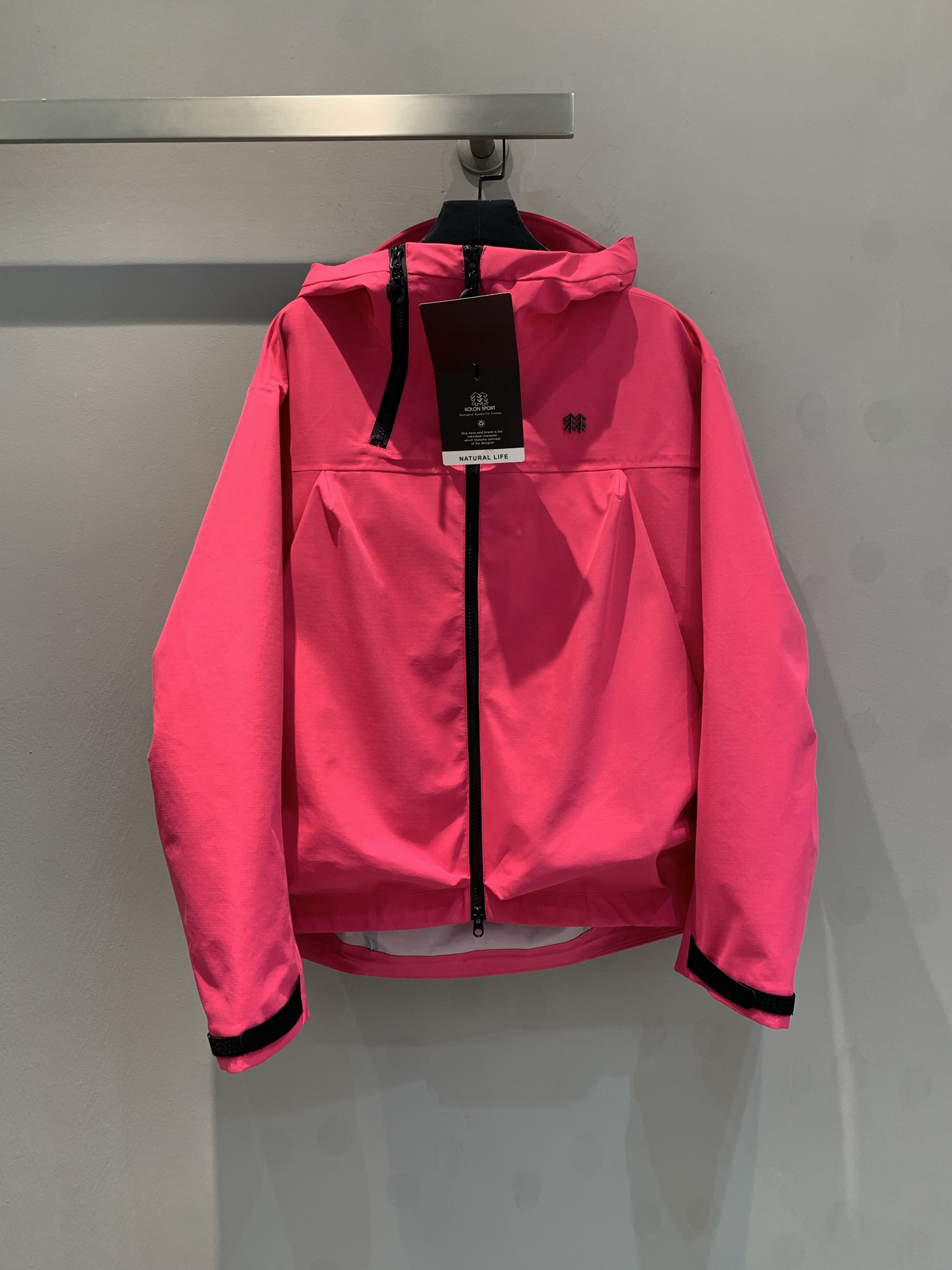 NO:327024,The new model is shipped (OEM) Kelong OBLI-K couples jackets are launched in a new market, solving your matching problems at once!  This time, the three colors of pink, yellow and camel are added, whether it is a vibrant and sweet style, gentle temperament, or a retro atmosphere, which can be easily controlled. High-quality fabrics are windproof, waterproof and breathable, and worry-free outdoor activities. When couples travel, one piece for each person, which is both practical and love-showing, and is full of eye-catching when going out!  S-XL, alexander wang19860909新款出货啦（代工厂级）可隆OBLI-K情侣款冲锋衣全新登场,一次解决你的搭配难题！此次新增粉色、黄色、驼色三色,无论是活力甜美风,还是温柔气质挂,亦或是复古氛围感,都能轻松拿捏.高品质面料,防风防水又透气,户外活动无忧.情侣出行,一人一件,既实用又能秀恩爱,出街吸睛度满满！码数S-XL,,alexander wang,Women's clothing