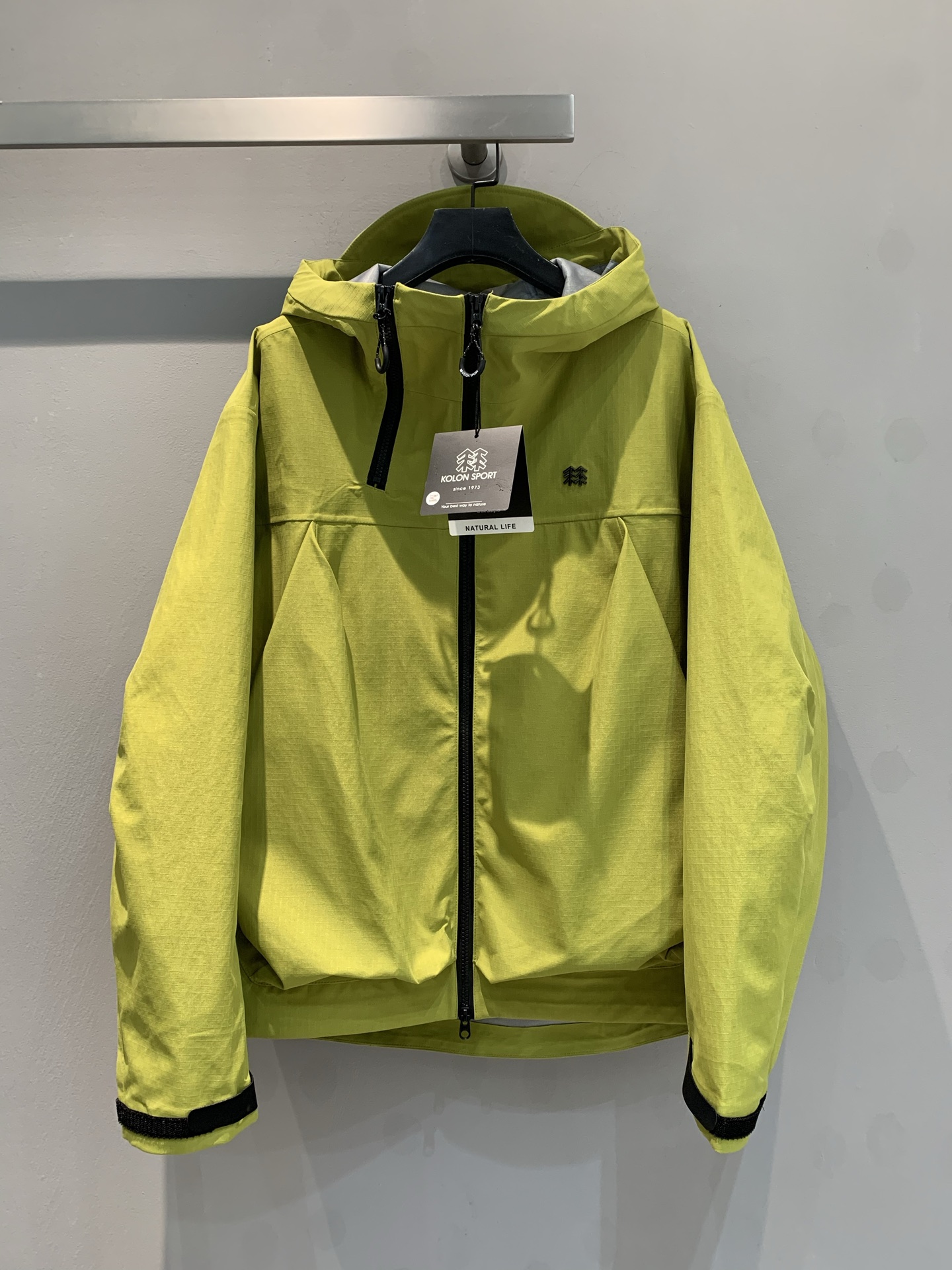 NO:327041,The new model is shipped (OEM) Kelong OBLI-K couples jackets are launched in a new market, solving your matching problems at once!  This time, the three colors of pink, yellow and camel are added, whether it is a vibrant and sweet style, gentle temperament, or a retro atmosphere, which can be easily controlled. High-quality fabrics are windproof, waterproof and breathable, and worry-free outdoor activities. When couples travel, one piece for each person, which is both practical and love-showing, and is full of eye-catching when going out!  S-XL, alexander wang19860909新款出货啦（代工厂级）可隆OBLI-K情侣款冲锋衣全新登场,一次解决你的搭配难题！此次新增粉色、黄色、驼色三色,无论是活力甜美风,还是温柔气质挂,亦或是复古氛围感,都能轻松拿捏.高品质面料,防风防水又透气,户外活动无忧.情侣出行,一人一件,既实用又能秀恩爱,出街吸睛度满满！码数S-XL,,alexander wang,Women's clothing