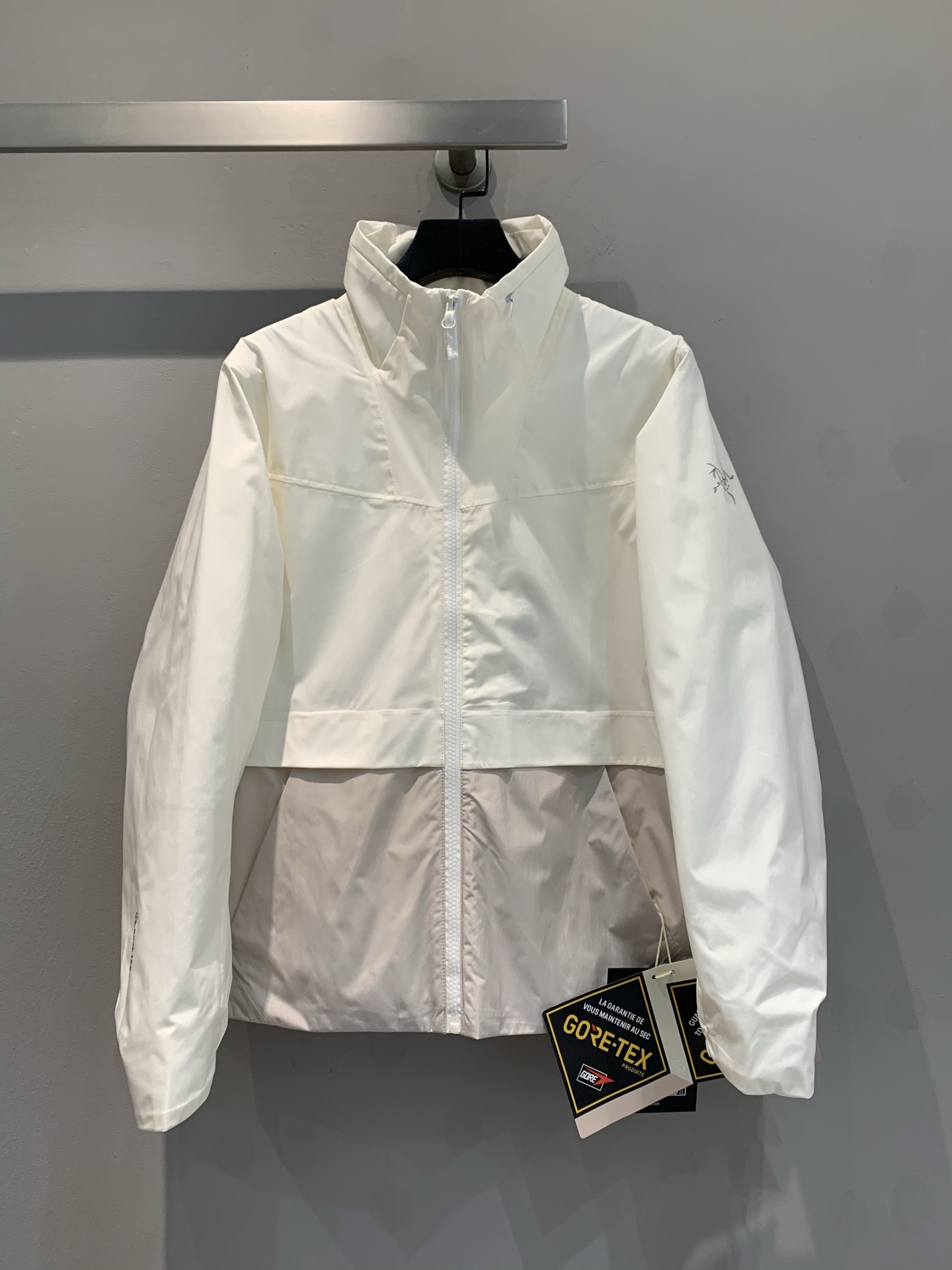 NO:327036,The new model is shipped (OEM) Solano soft-shell color-blocking jacket of Archaeopteryx is made of professional outdoor fabrics, windproof and breathable, which can effectively block the cold wind and expel moisture in time. The unique splicing design is fashionable and unique, and can easily adapt whether it is mountain climbing and hiking or urban commuting. The classic appearance is both functional and trendy, and the upper body is neat and capable. The details are carefully polished, the zipper is smooth and durable, and the pocket design is reasonable, making it convenient to place small items with your own. Choose it to start your new outdoor journey!  SML, arc'teryx,alexander wang19860909新款出货啦（代工厂级）始祖鸟Solano软壳拼色冲锋衣,采用专业户外面料,防风又透气,能有效阻挡寒风,同时及时排出身体湿气.独特拼接设计,时尚又个性,无论是登山徒步,还是城市通勤,都能轻松适配.经典的外观,兼具功能性与潮流感,上身尽显利落干练.细节之处更是精心打磨,拉链顺滑耐用,口袋设计合理,方便放置随身小物.选它,开启你的户外新征程！码数SML,arc'teryx,alexander wang,Women's clothing