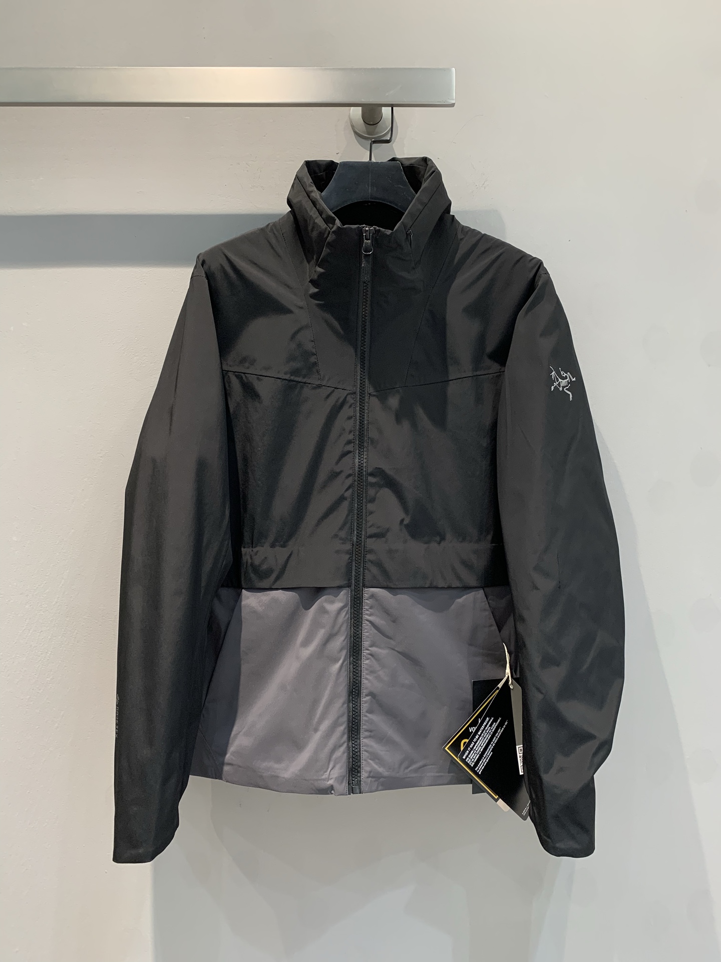 NO:327030,The new model is shipped (OEM) Solano soft-shell color-blocking jacket of Archaeopteryx is made of professional outdoor fabrics, windproof and breathable, which can effectively block the cold wind and expel moisture in time. The unique splicing design is fashionable and unique, and can easily adapt whether it is mountain climbing and hiking or urban commuting. The classic appearance is both functional and trendy, and the upper body is neat and capable. The details are carefully polished, the zipper is smooth and durable, and the pocket design is reasonable, making it convenient to place small items with your own. Choose it to start your new outdoor journey!  SML, arc'teryx,alexander wang19860909新款出货啦（代工厂级）始祖鸟Solano软壳拼色冲锋衣,采用专业户外面料,防风又透气,能有效阻挡寒风,同时及时排出身体湿气.独特拼接设计,时尚又个性,无论是登山徒步,还是城市通勤,都能轻松适配.经典的外观,兼具功能性与潮流感,上身尽显利落干练.细节之处更是精心打磨,拉链顺滑耐用,口袋设计合理,方便放置随身小物.选它,开启你的户外新征程！码数SML,arc'teryx,alexander wang,Women's clothing