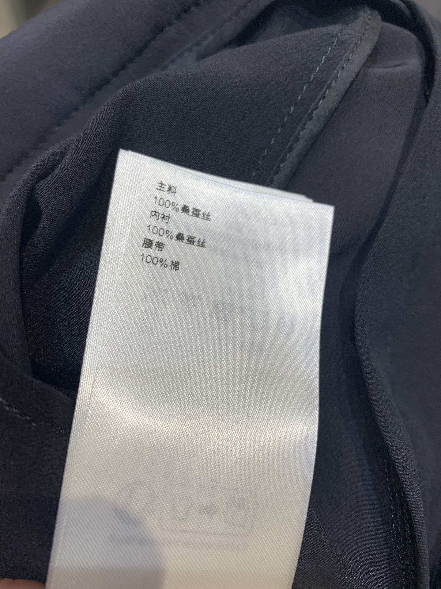 新款🔥出货啦 原版实拍 L家2025早春新款重磅真丝抽绳休闲裤。甄选上乘桑蚕丝面料，顺滑亲肤。宽松的阔腿