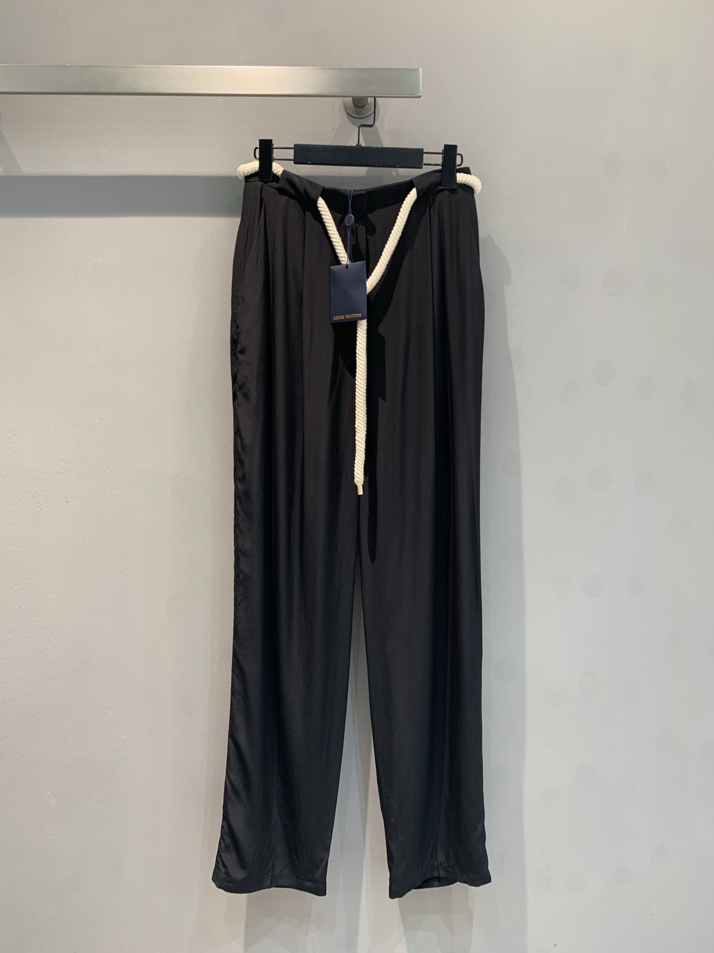 NO:328314,New style is shipped. Original real shot. Ljia 2025 early spring new heavy silk drawstring casual pants. Select the best mulberry silk fabric, smooth and skin-friendly. The loose wide-leg style cleverly modify the leg lines and outlines the elegant posture in a casual manner. The unique rope design at the waist breaks the convention and adds fashionable highlights, allowing you to easily wander between leisure and exquisiteness. Whether it is the professional image of the workplace or the free atmosphere of a casual party, it can perfectly adapt. Wear it and start a fashionable journey that coexists with elegance and comfort. Number 36 38 40,,louis vuitton, real silk,alexander wang19860909新款出货啦 原版实拍 L家2025早春新款重磅真丝抽绳休闲裤.甄选上乘桑蚕丝面料,顺滑亲肤.宽松的阔腿版型,巧妙修饰腿部线条,于随性间勾勒优雅身姿.腰间别致的绳索设计,打破常规,增添时尚亮点,让你轻松游走于休闲与精致之间.无论是职场的专业形象,还是休闲聚会的自在氛围,它都能完美适配.穿上它,开启一场优雅与舒适并存的时尚之旅.码数36 38 40,,louis vuitton,real silk,alexander wang,Women's clothing