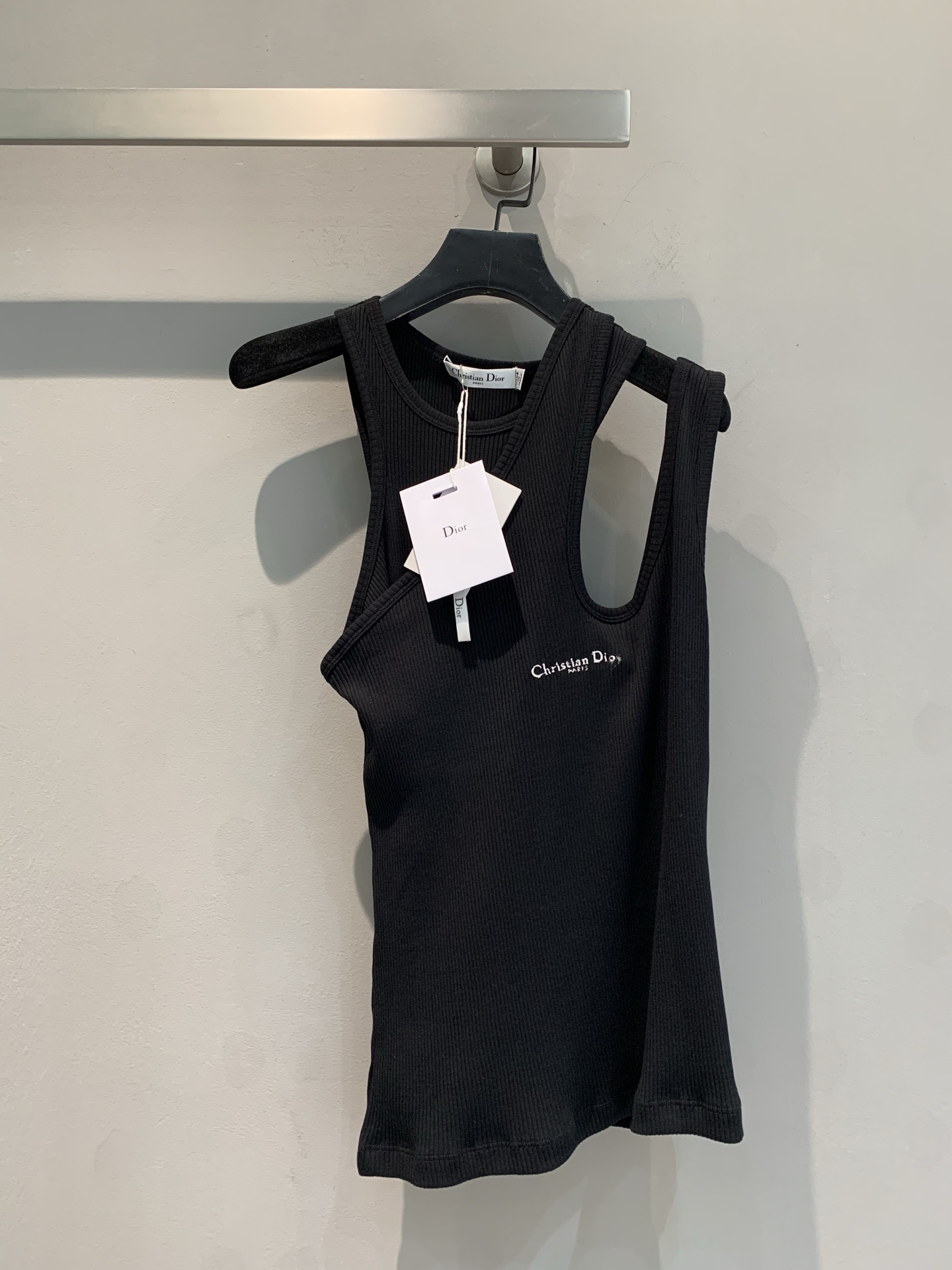 NO:327069,The new model shipped, original development CD2025 early spring new letter embroidery fake two-piece double-shoulder vest. It uses high-quality ribbed fabric to fit the body curve, comfortable and show the figure. The exquisite letter embroidery logo on the chest is low-key to highlight the brand style, which is a silent announcement of fashion attitude. Whether it is paired with casual jeans to create a casual street style or a suit to show a modern workplace style, it can be easily controlled and create a unique fashion style for you. A top body, Dior style elegance comes uninvited. Number 36 38 40,,dior,jeans,business suit,alexander wang19860909新款出货啦原版开发 CD2025早春新款字母刺绣假两件双肩背心.采用高品质罗纹面料,贴合身体曲线,舒适又显身材.胸口处精致的字母刺绣标识,低调彰显品牌格调,是时尚态度的无声宣告.无论是搭配休闲牛仔裤打造随性街头风,还是外搭西装展现摩登职场范,它都能轻松驾驭,为你塑造独一无二的时尚造型.一件上身,迪奥式优雅不请自来.码数36 38 40,,dior,jeans,business suit,alexander wang,Women's clothing