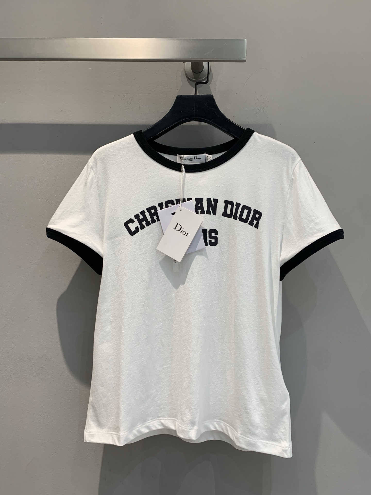 NO:327062,New models are shipped. Original development CD2025 spring and summer new letter printed round neck short-sleeved T-shirt. It uses imported cotton and linen blend fabric, skin-friendly and comfortable, classic black and white contrasting outlines the outline, and eye-catching logos highlight the brand's charm. It brings a comfortable wearing experience. Whether it is a casual style with jeans or a skirt that highlights the elegant temperament, it can be easily controlled, illuminating your daily outfits and making fashion available. Number of 36 38 40,,skirts,jeans,T-shirt,tees,t-shirt,alexander wang19860909新款出货啦 原版开发 CD2025春夏新款字母印花圆领短袖T恤.采用进口棉麻混纺面料,亲肤舒适,经典黑白撞色勾勒轮廓,醒目logo字样彰显品牌魅力.带来惬意穿着体验.无论是搭配牛仔裤打造休闲范,还是配半身裙突显优雅气质,它都能轻松驾驭,为你点亮日常穿搭,让时尚触手可得.码数36 38 40,,skirts,jeans,T-shirt,tees，t-shirt,alexander wang,Women's clothing