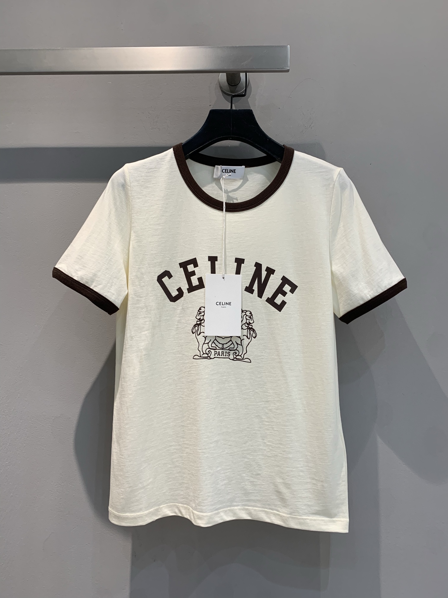 NO:327058,New models are shipped. Original development. Cline*2025 spring and summer new contrast collar letter pure cotton T-shirt. The off-white tone is gentle and elegant, and it is matched with a cool dark brown collar and cuffs. It shows ingenuity in simplicity. The brand’s iconic logo is eye-catching, matched with Parisian elements, and low-key to highlight the luxury style. Comfortable fabrics, skin-friendly and breathable. Whether it is daily going out or vacationing, it can help you easily create a lazy French style and instantly enhance fashion taste. SML, tees, t-shirt, alexander wang19860909新款出货啦 原版开发 Cline*2025春夏新款撞色领字母纯棉T恤.米白色调温柔雅致,搭配酷感深棕领口与袖口,简约中尽显巧思.品牌标志性logo字样醒目呈现,搭配巴黎元素图案,低调彰显奢品格调.舒适面料,亲肤透气,无论是日常出街还是度假休闲,都能助你轻松打造法式慵懒风,瞬间提升时尚品味.码数SML,,tees，t-shirt,alexander wang,Women's clothing