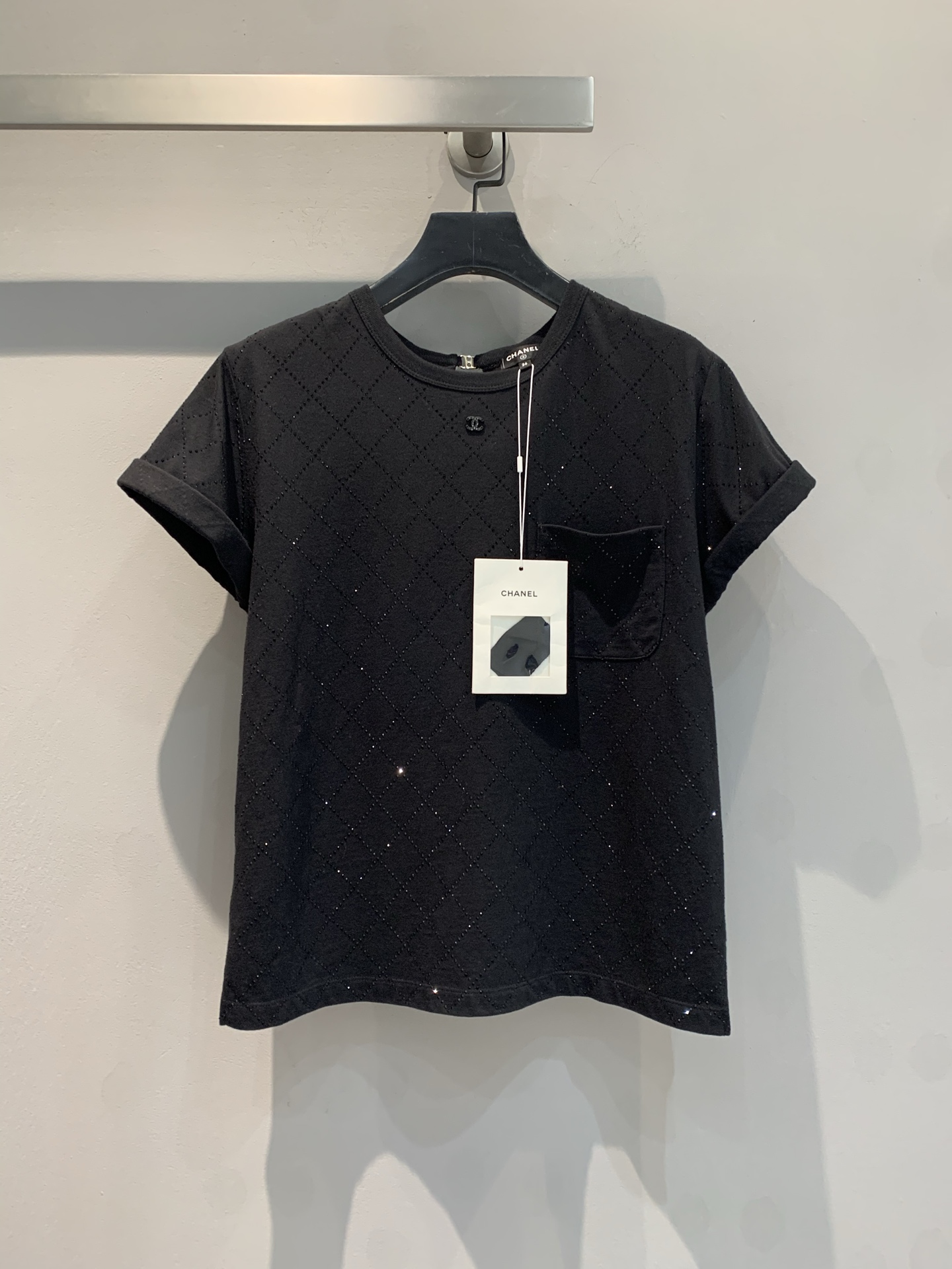 NO:327057,New model is shipped. Original real shot. C home 2025 spring and summer new heavy industry ironing pure cotton T-shirt. It uses imported 100% pure cotton fabric. The texture is excellent and the style is crisp. The iconic diamond pattern design is exquisite and delicate. The simple round neck is matched with neat short sleeves, which is comfortable and fashionable. The chest is unique pockets, adding ingenious details. It easily outlines the casualness and exquisiteness of French style. Whether it is walking on the street with jeans or attending a party with a short skirt, you can become the focus and show your unique charm. Number of 36 38 40, chanel, skirts, jeans, T-shirt, tees, t-shirt, alexander wang19860909新款出货啦 原版实拍 C家2025春夏新款重工烫钻纯棉T恤.采用进口百分百纯棉面料.质感上乘版型挺括.标志性菱格纹设计,精致细腻,简约圆领搭配利落短袖,舒适与时尚兼具.胸口别致口袋,增添细节巧思.轻松勾勒出法式风情的随性与精致,无论是搭配牛仔裤漫步街头,还是配小短裙出席派对,都能让你成为焦点,尽显独特魅力.码数36 38 40,,chanel,skirts,jeans,T-shirt,tees，t-shirt,alexander wang,Women's clothing