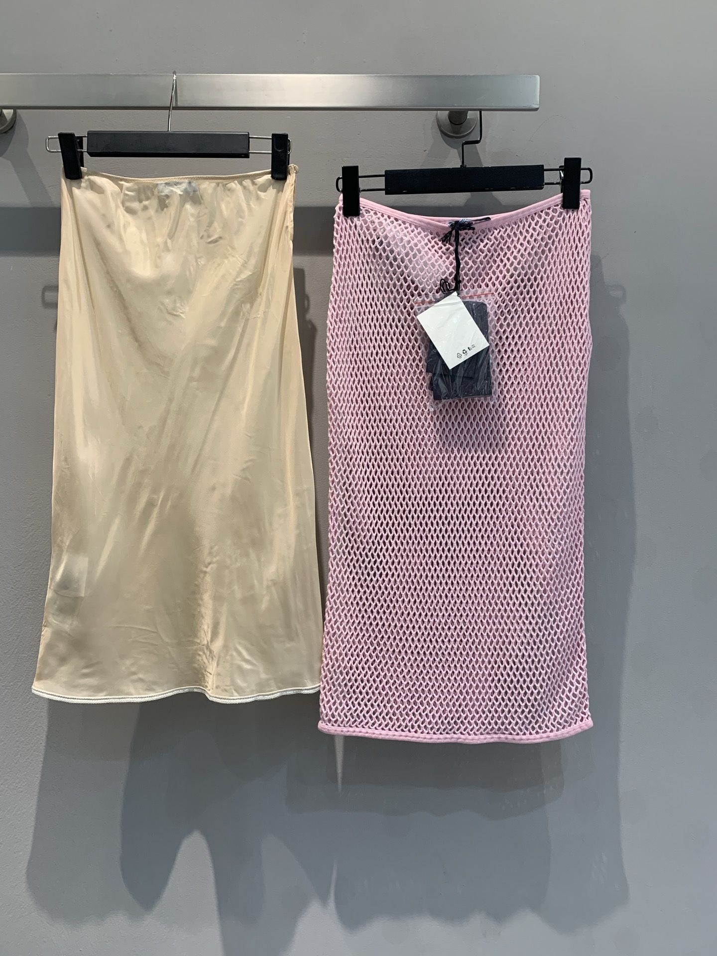 新款🔥出货啦📢 原版开发 Prad*2025春夏新款网纱粉色半裙。采用百分百桑蚕丝内衬，独特网格设计个性