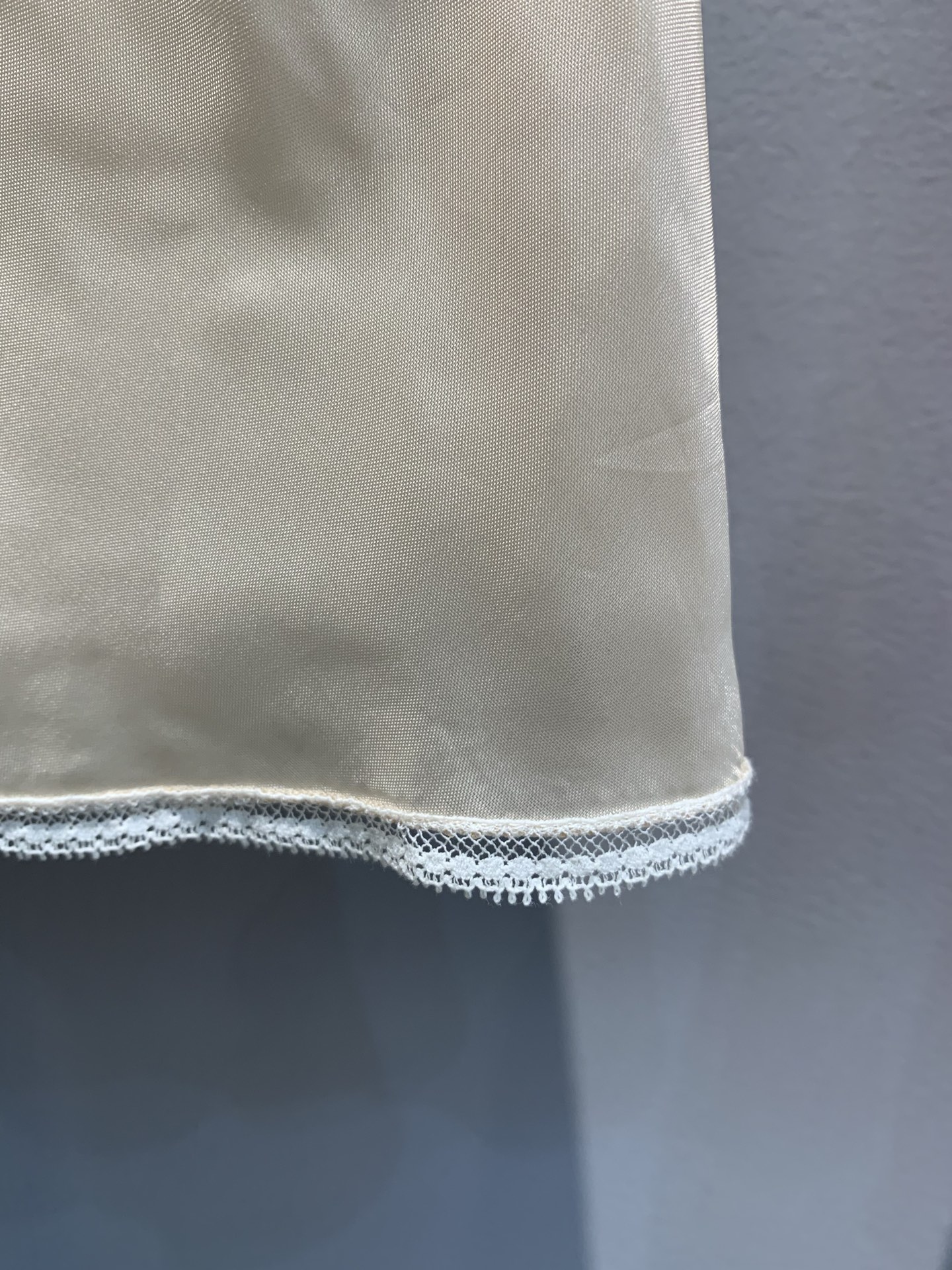 新款🔥出货啦📢 原版开发 Prad*2025春夏新款网纱粉色半裙。采用百分百桑蚕丝内衬，独特网格设计个性