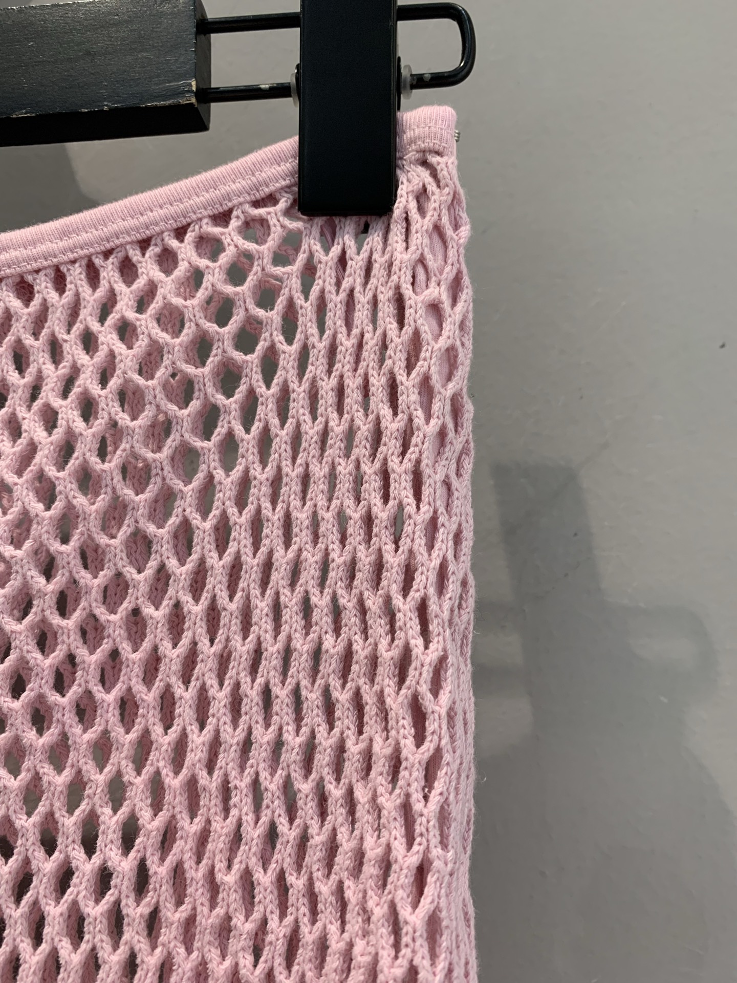 新款🔥出货啦📢 原版开发 Prad*2025春夏新款网纱粉色半裙。采用百分百桑蚕丝内衬，独特网格设计个性