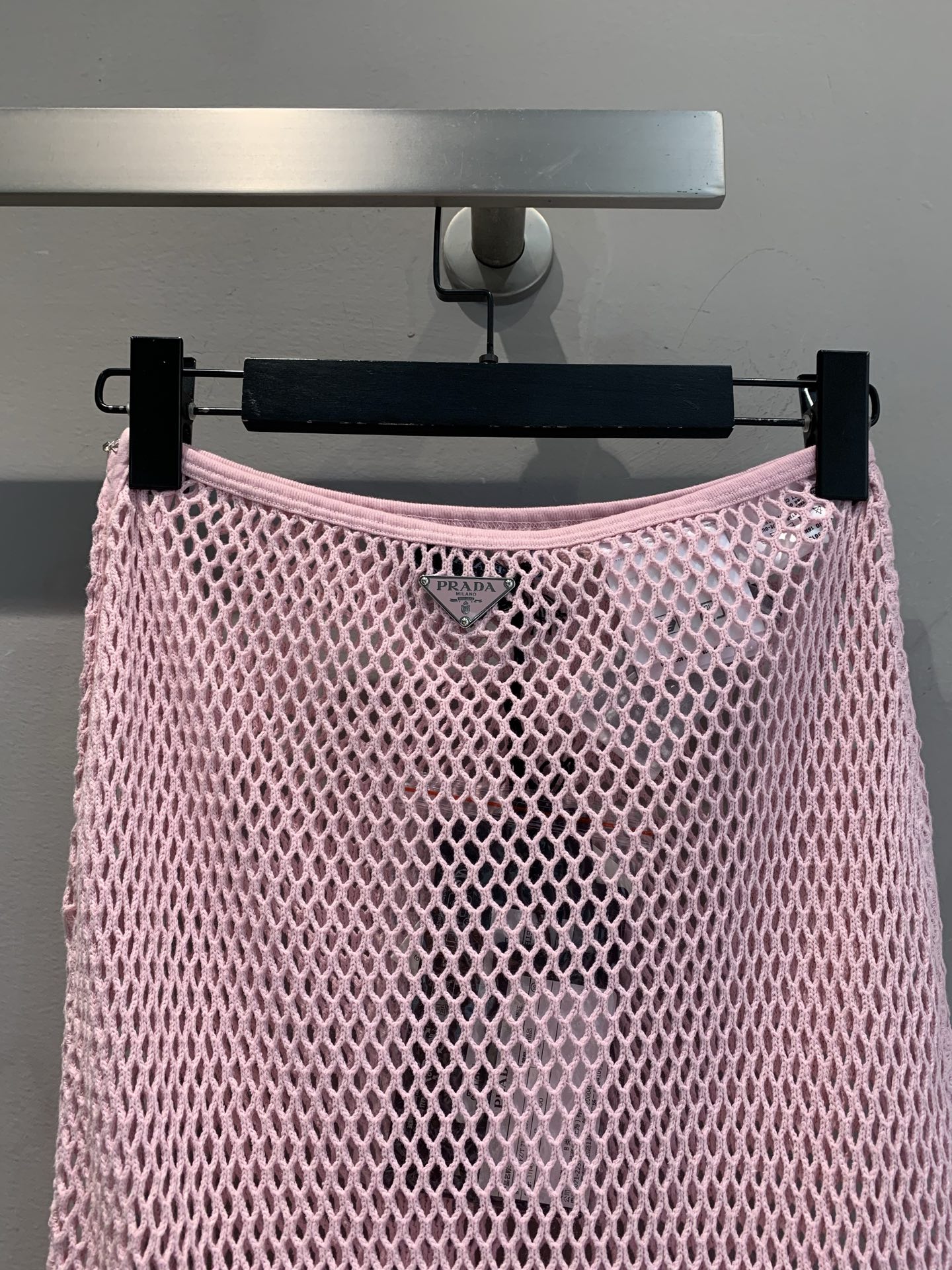 新款🔥出货啦📢 原版开发 Prad*2025春夏新款网纱粉色半裙。采用百分百桑蚕丝内衬，独特网格设计个性