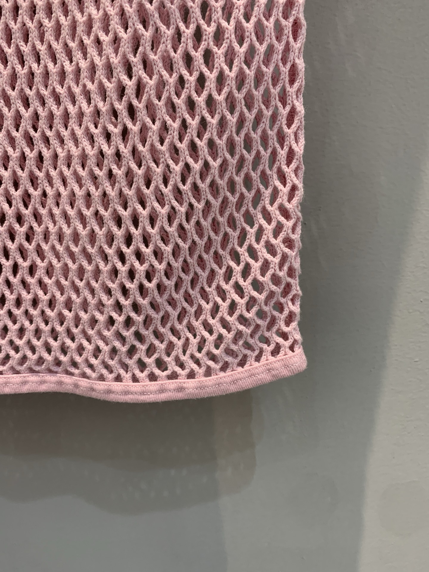 新款🔥出货啦📢 原版开发 Prad*2025春夏新款网纱粉色半裙。采用百分百桑蚕丝内衬，独特网格设计个性