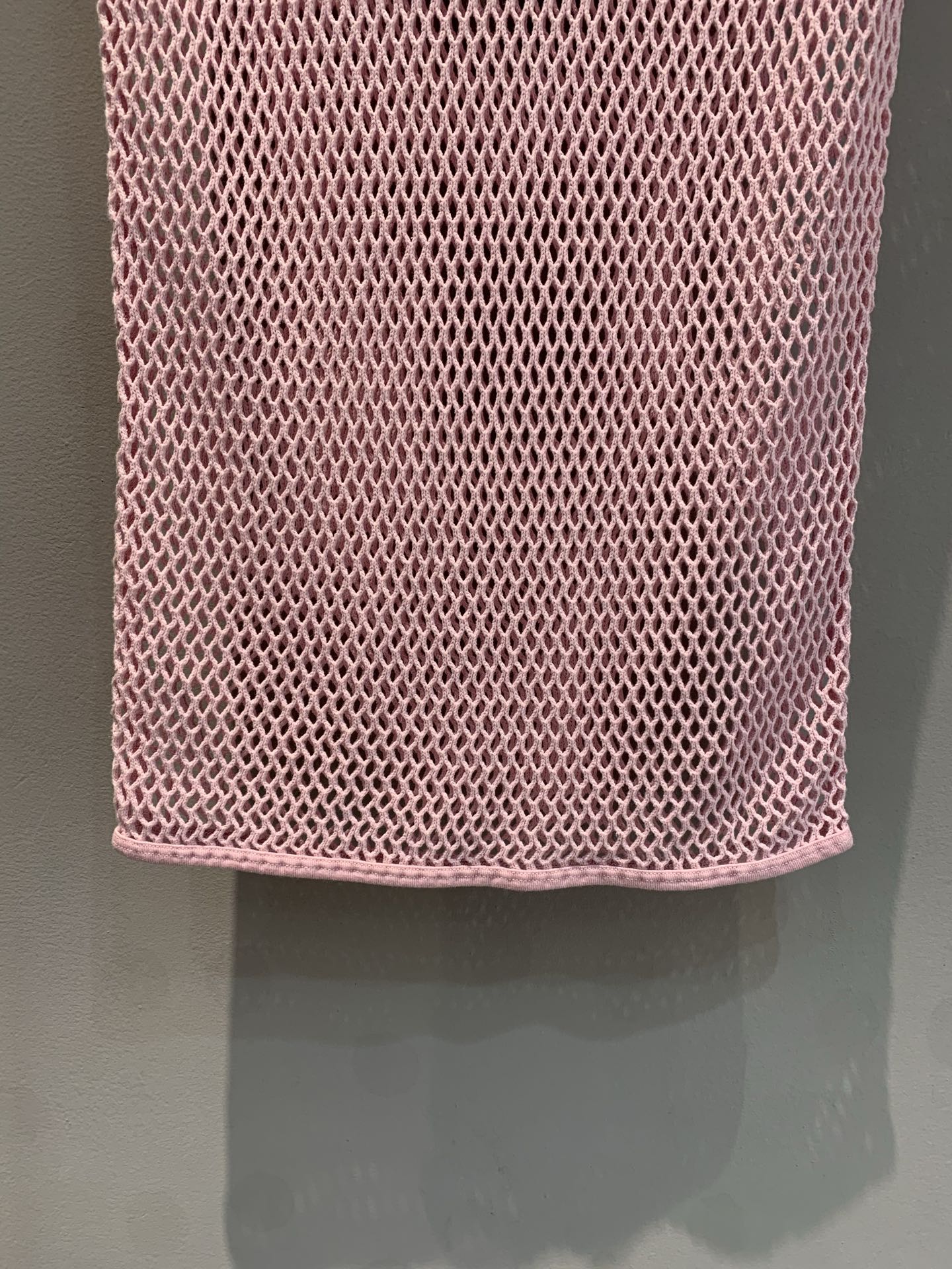 新款🔥出货啦📢 原版开发 Prad*2025春夏新款网纱粉色半裙。采用百分百桑蚕丝内衬，独特网格设计个性