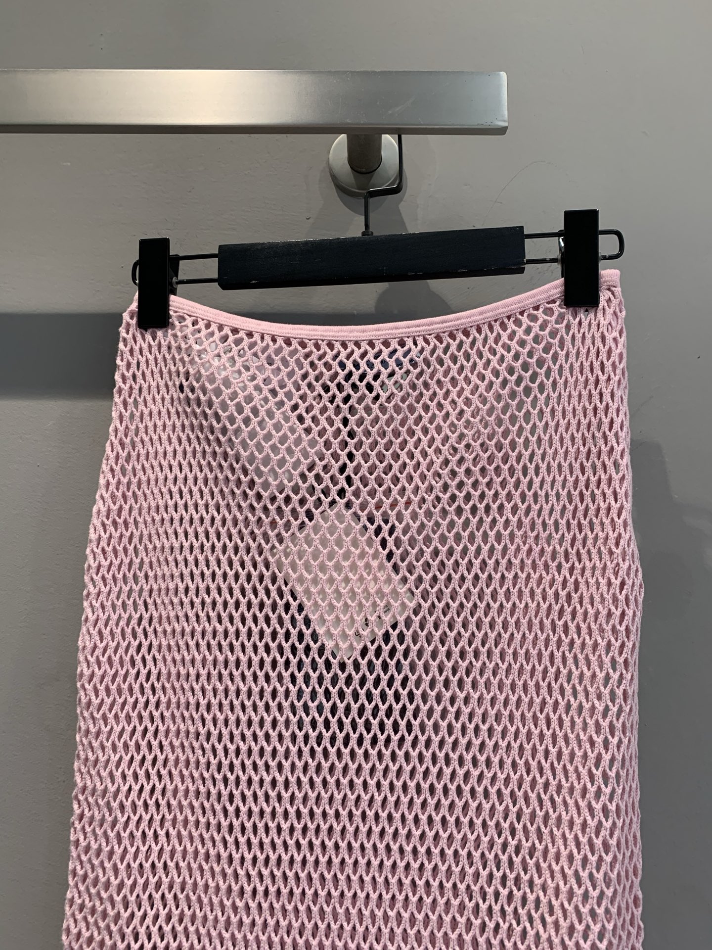 新款🔥出货啦📢 原版开发 Prad*2025春夏新款网纱粉色半裙。采用百分百桑蚕丝内衬，独特网格设计个性