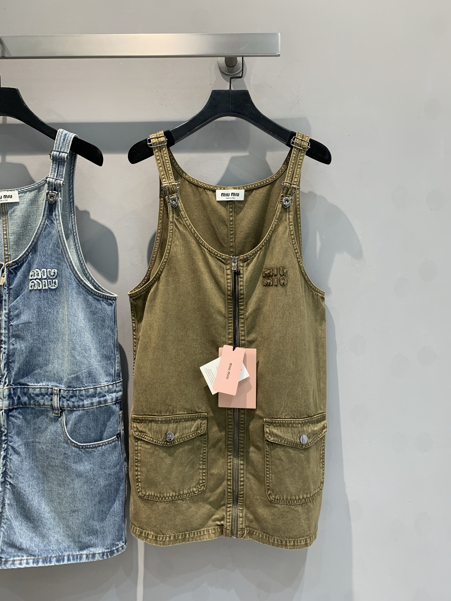 NO:329062,New model is shipped. Original development. Miumi*2025 early spring new college-style letter logo logo denim strap skirt. Washed denim fabric, classic and versatile, zipper design adds casualness, exquisite logo embroidery on the chest, highlighting the brand style. Double pockets are practical and playful, and adjustable shoulder straps are suitable for different body shapes. Whether you wear a single or an inner T-shirt, you can easily create a sweet and cool girlish look, unlocking new spring and summer fashion gameplay. SML, miumiu, skirts, tees, t-shirt, alexander wang19860909新款出货啦 原版开发 Miumi*2025早春新款学院风字母徽标logo牛仔背带裙.洗水牛仔面料,经典又百搭,拉链设计增添随性感,胸前精致的logo刺绣,彰显品牌格调.双口袋实用又俏皮,可调节肩带适配不同身形.无论是单穿还是内搭T恤,都能轻松打造出甜酷少女造型,解锁春夏时尚新玩法.码数SML,,miumiu,skirts,tees，t-shirt,alexander wang,Women's clothing