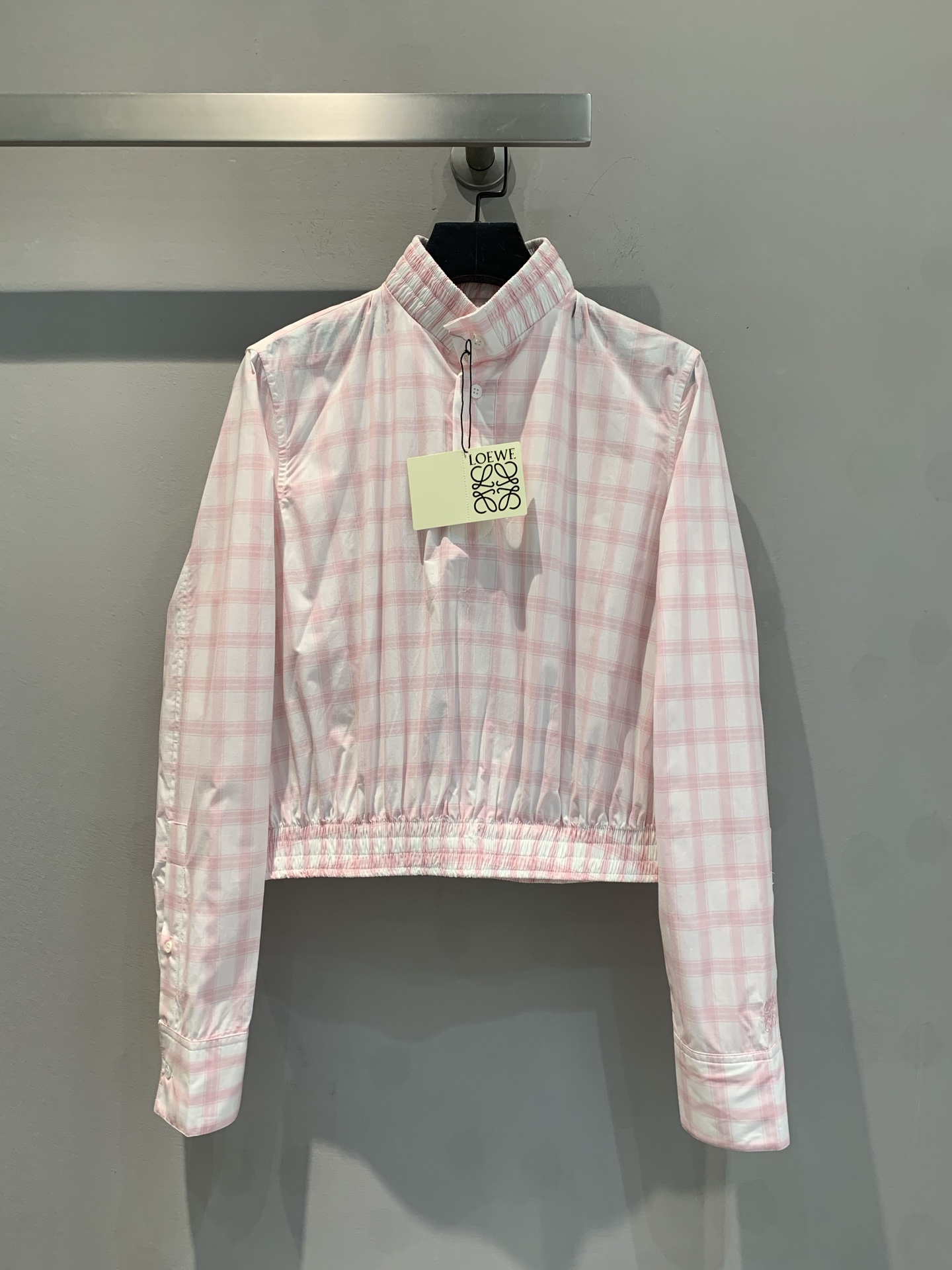 NO:329082,New model is shipped. Original development. Loew*2025 early spring new pink plaid plaid waist shirt. It is made of 100% pure cotton fabric, with a high-end, crisp and stylish texture. The fresh pink and white plaid intertwined, with a sweet atmosphere. The stand-up collar design adds a capable temperament, and the waist details cleverly outline the body, showing elegance and playfulness. Whether it is paired with jeans to create a casual and daily style or a skirt to attend exquisite occasions, it can make you a bright presence and easily unlock new fashion postures. Number of 36 38 40,,loewe, skirts, jeans, shirts, alexander wang19860909新款出货啦 原版开发 Loew*2025早春新款粉色格纹格纹塑腰衬衫.采用百分百纯棉面料,质感高级挺括有型.清新的粉白格纹交织,自带甜美氛围 .立领设计增添干练气质,束腰细节巧妙勾勒身形,尽显优雅与俏皮.无论是搭配牛仔裤打造休闲日常风,还是配半身裙出席精致场合,它都能让你成为亮眼存在,轻松解锁时尚新姿态.码数36 38 40,,loewe,skirts,jeans,shirts,alexander wang,Women's clothing