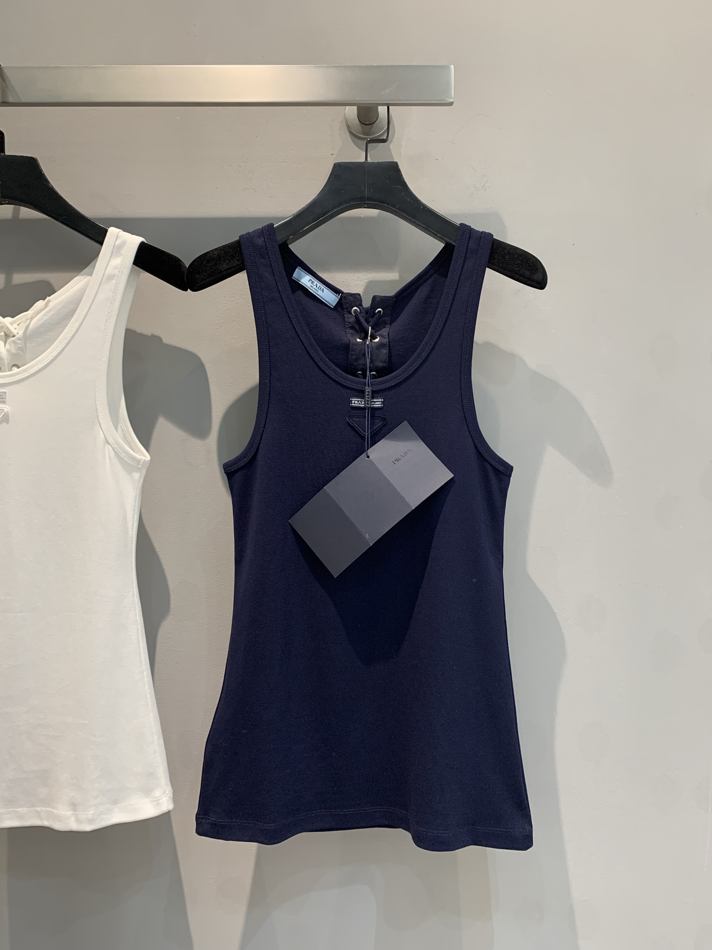 NO:329065,The new model is shipped. Original development. Prad*2025 spring and summer new triangle logo sleeveless front and back drawstring vest. Simple but hidden ingenuity. Pure colors create a refreshing atmosphere, and the back lace design breaks the convention and adds a unique sense of layering and detail. High-quality fabrics are skin-friendly and comfortable. Whether it is a single wear to show casualness and freedom, or a layered shirt or knitted cardigan to create a layered look, it can be easily adapted, low-key interpretation of fashion attitude, and adds an indispensable and versatile item to your wardrobe. SML, prada, shirts, alexander wang19860909新款出货啦 原版开发 Prad*2025春夏新款三角标无袖正反两穿抽绳背心.简约却暗藏巧思.纯净色营造清爽氛围,后背系带设计打破常规,增添独特层次感与细节感.优质面料亲肤舒适,无论是单穿展现随性洒脱,还是外搭衬衫、针织开衫打造叠穿造型,都能轻松适配,低调诠释时尚态度,为你的衣橱增添不可或缺的百搭单品.码数SML,,prada,shirts,alexander wang,Women's clothing