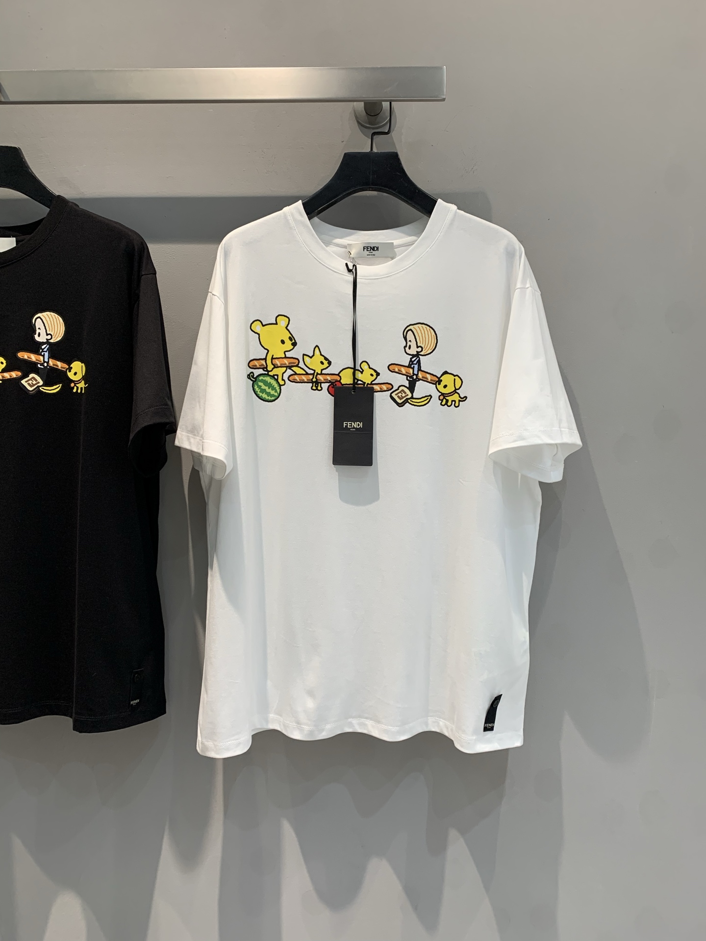 NO:329059,New models are shipped. Original development. FD2025 spring and summer limited co-branded cartoon printed T-shirt. It uses 100% pure cotton fabric. It has skin-friendly and soft texture. Cartoon elements are embellished on it, making it more fresh and lively. Whether it is casual outing or daily outfits, you can easily show your personality and become the focus of the street. SML, tees, t-shirt, alexander wang19860909新款出货啦 原版开发 FD2025春夏限定联名款卡通印花T恤.采用百分百纯棉面料.亲肤柔软质感上乘.卡通元素点缀其上,更显清新灵动.无论是休闲出街还是日常穿搭,都能让你轻松展现个性,成为街头焦点.码数SML,,tees，t-shirt,alexander wang,Women's clothing