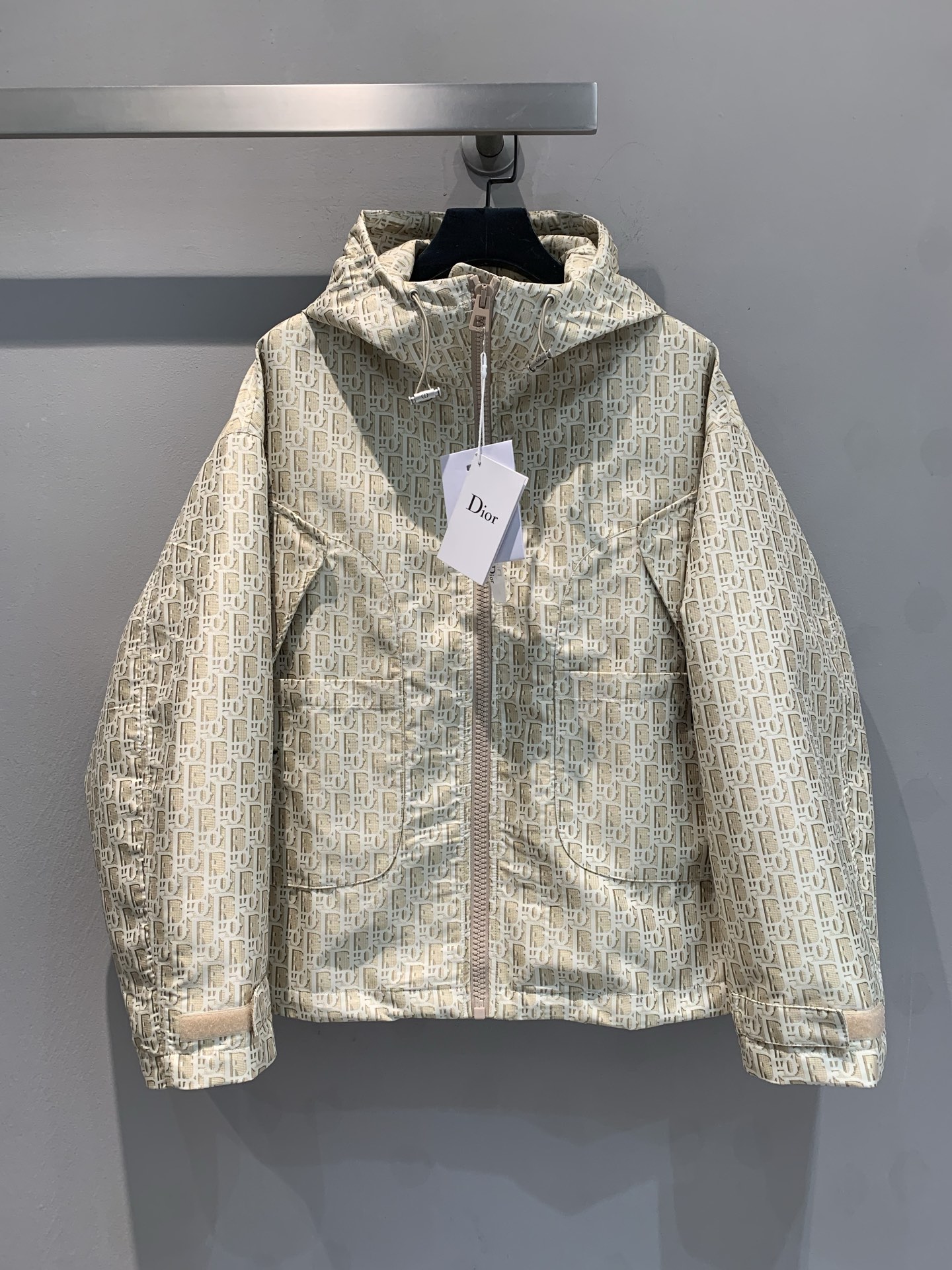 NO:327042,The new model shipped, original development CD2025 early spring new gold pink presbyterian hooded jacket. It uses customized imported jacquard fabric. It is waterproof and breathable. The style is crisp and stylish. It contains a luxurious style between the simple outline. The iconic patterns intertwined the brand background to highlight unique taste. High-quality fabrics bring a comfortable wearing experience, and the zipper design and pocket details are practical and beautiful. Whether you are strolling on the streets of the city or going to a delicate occasion, it can instantly enhance the texture of the shape and help you easily become the focus of spring. Number of codes 36 38 40,,hats,alexander wang19860909新款出货啦原版开发 CD2025早春新款金粉色老花连帽冲锋衣.采用定制进口提花面料.防水透气 版型挺括有型.于简约轮廓间蕴藏奢华格调.标志性图案交织品牌底蕴,彰显独特品味.优质面料带来舒适穿着体验,拉链设计与口袋细节实用又美观.无论是漫步都市街头,还是赴约精致场合,它都能瞬间提升造型质感,助你轻松成为春日焦点.码数36 38 40,,hats,alexander wang,Women's clothing