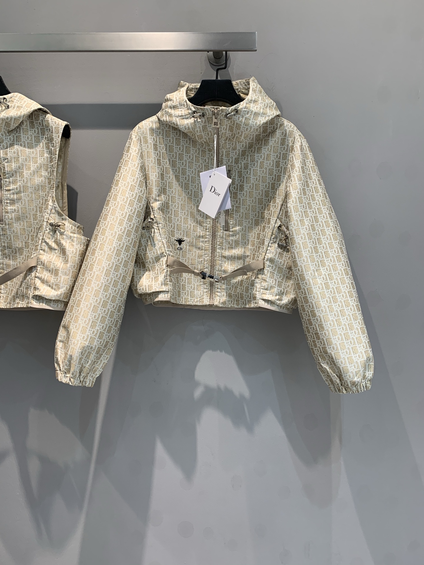 NO:329071,New model is shipped. Original development CD2025 early spring new gold pink jacquard hooded short jacket. It uses custom jacquard fabric, with a high-quality texture and a stylish style. Decorated with gold Oblique jacquard, it traces the classic pattern launched by Dior in 1967. The right pocket part is decorated with bee embroidery, and the hooded design adds casual and casual sexiness. The exquisite zipper details and brand logo embellishment. The hooded design combines leisure and trend to fit the urban rhythm. The drawstring waist details are cleverly outlined, which combines elegance and personality. Custom dyed fabrics are light and crisp, and the customized hardware zippers show quality. Whether you are walking on the street or going to fashionable occasions, it can make you the focus and easily interpret the unique charm of French fashion. Number 36 38 40,,dior,hats,alexander  wang19860909新款出货啦 原版开发 CD2025早春新款金粉色提花连帽短款冲锋衣.采用定制提花面料,质感上乘版型挺括有型.饰以金色 Oblique 提花,回溯Dior于1967年推出的经典图案.右侧口袋部位饰以小蜜蜂刺绣,连帽设计增添休闲随性感,精致拉链细节与品牌标识点缀,连帽设计融合休闲与潮流,贴合都市节奏.抽绳收腰细节,巧妙勾勒身形,兼具优雅与个性.定制定染面料,质感轻盈且挺括,定制五金拉链彰显品质.无论是漫步街头,还是出入时尚场合,它都能让你成为焦点,轻松诠释法式时尚的独特魅力.码数36 38 40,,dior,hats,alexander wang,Women's clothing