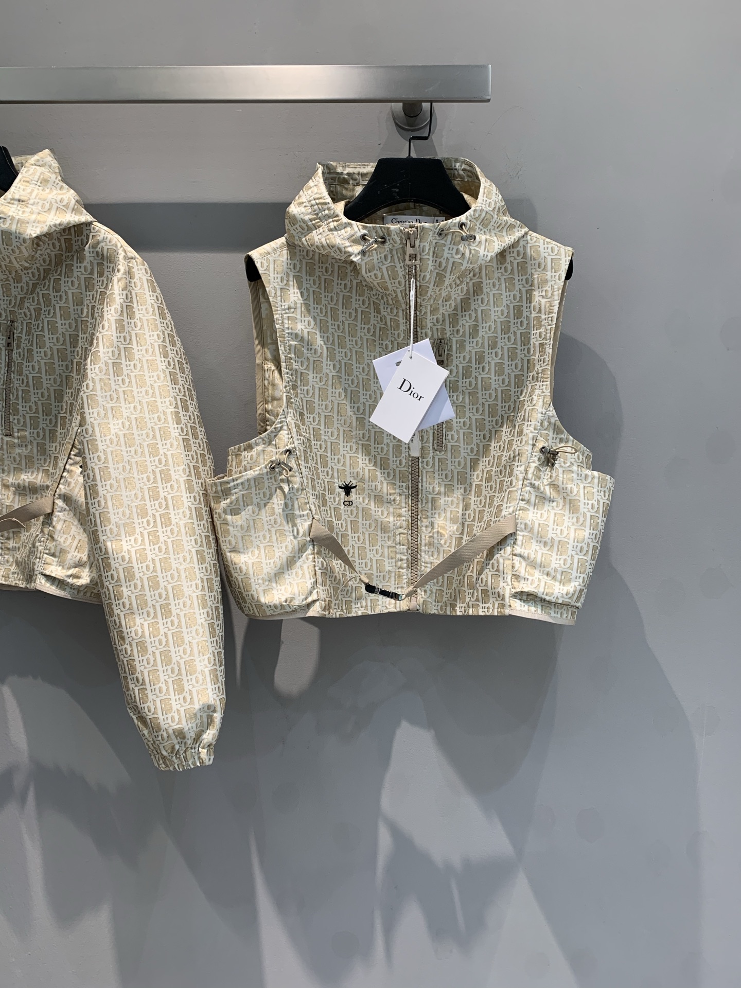 NO:329074,New model is shipped. Original development CD2025 early spring new gold pink jacquard hooded vest. It uses custom jacquard fabric, with a high-quality texture and a crisp and stylish style. Decorated with gold Oblique jacquard, it traces back to the classic pattern launched by Dior in 1967. The right pocket part is decorated with bee embroidery, and the hooded design adds casual and casual, exquisite zipper details and brand logo embellishment, highlighting the luxurious texture. Whether it is paired with a simple T-shirt to create a daily casual style or a dress to create an elegant atmosphere, it can become your fashion finishing touch, allowing you to easily wander at the forefront of urban fashion. Number 36 38 40,,dior, skirts,tees, t-shirt,hats,alexander wang19860909新款出货啦 原版开发 CD2025早春新款金粉色提花连帽马甲.采用定制提花面料,质感上乘版型挺括有型.饰以金色 Oblique 提花,回溯Dior于1967年推出的经典图案.右侧口袋部位饰以小蜜蜂刺绣,连帽设计增添休闲随性感,精致拉链细节与品牌标识点缀,彰显奢华质感.无论是搭配简约T恤打造日常休闲风,还是与裙装组合营造优雅氛围,它都能成为你的时尚点睛之笔,让你轻松游走于都市时尚前沿.码数36 38 40,,dior,skirts,tees，t-shirt,hats,alexander wang,Women's clothing