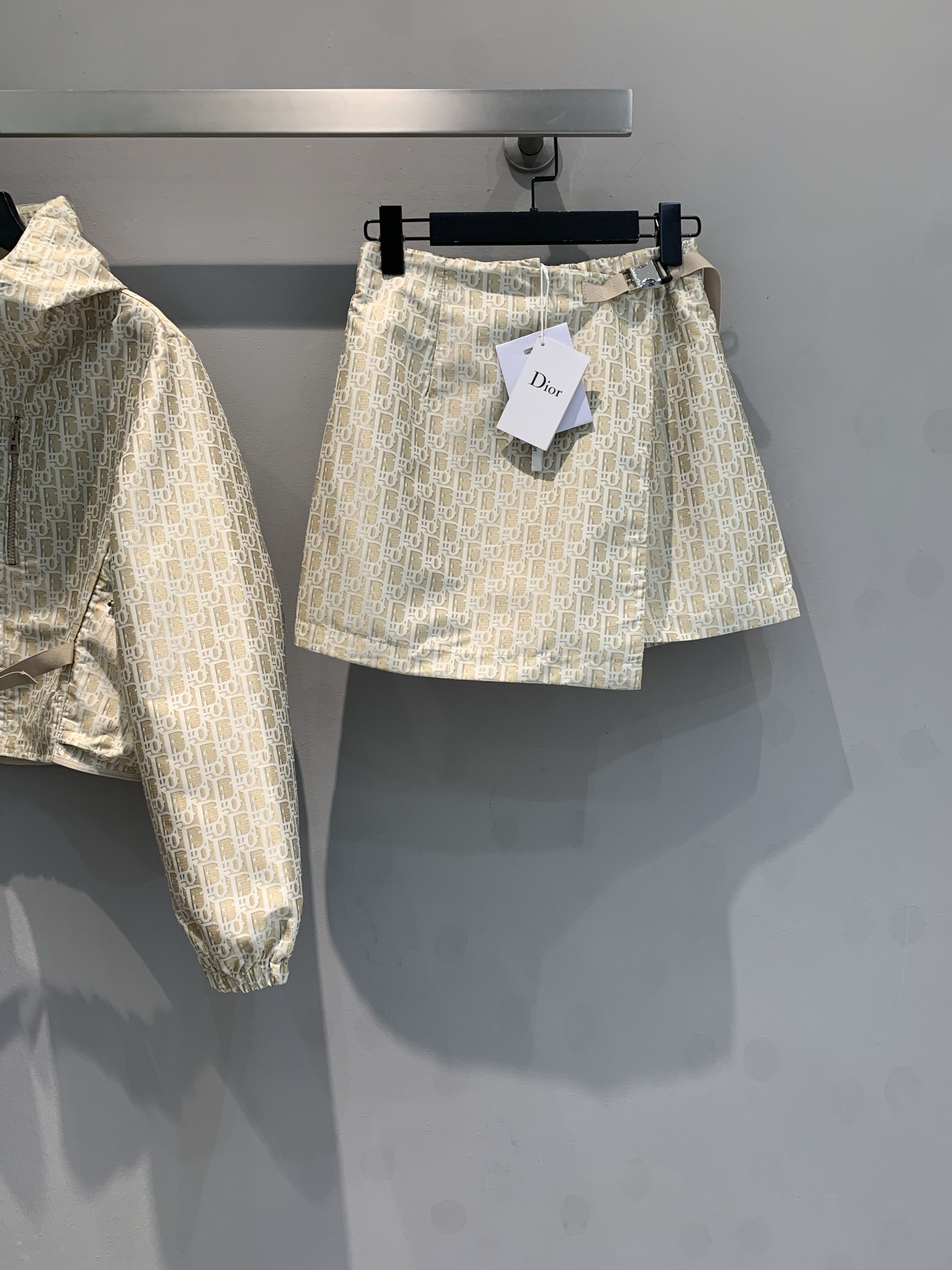 NO:329068,New model is shipped. Original development CD2025 early spring new gold pink jacquard belt skirt pants. It uses customized jacquard fabric, with a high-quality texture and a crisp and stylish style. The one-piece skirt design on the front is combined with white webbing and silver buckle to adjust and tighten to add a sense of styling. The iconic presbyopia pattern carries the profound heritage of the brand, and every eye is a story of luxury. The unique asymmetrical tailoring breaks the convention and adds agility and avant-garde. Paired with the same series of jackets, instantly creates a French elegant atmosphere. Let you easily become the focus of the street fashion in this season. Number 36 38 40,, skirts, jackets & coats, alexander wang19860909新款出货啦 原版开发 CD2025早春新款金粉色提花腰带裙裤.采用定制提花面料,质感上乘版型挺括有型.正面叠加一片式裙面设计搭配白色织带银色卡扣调节收紧增添造型层次感.标志性老花图案,承载品牌深厚底蕴,每一眼都是奢华格调的诉说.别致的不对称剪裁,打破常规,增添灵动与前卫感.搭配同系列外套,瞬间营造出法式优雅氛围感.让你在这个季节,轻松成为街头的时尚焦点.码数36 38 40,,skirts,jackets & coats,alexander wang,Women's clothing