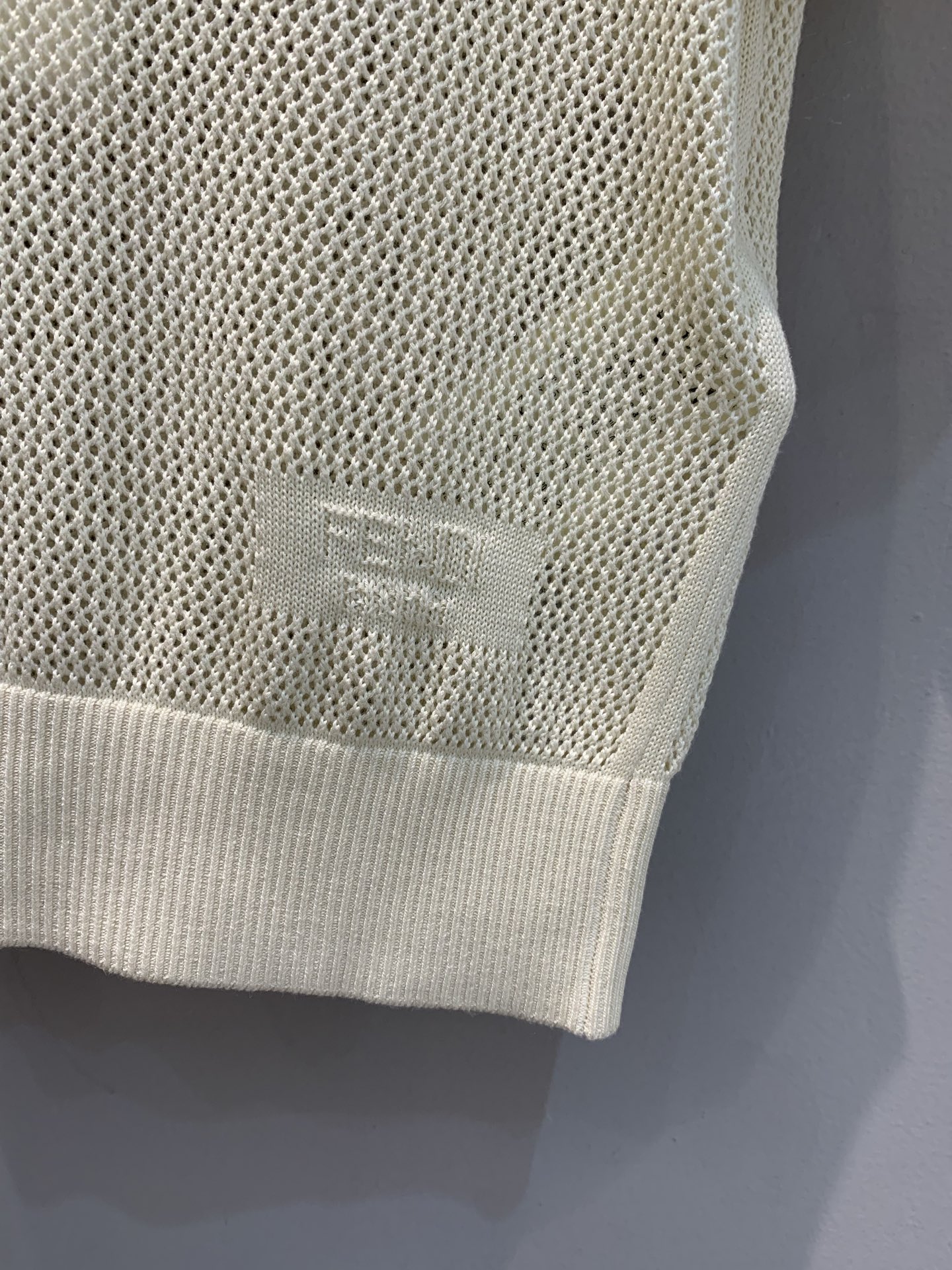 新款🔥出货啦📢 原版实拍 FD2025春夏新款弹力真丝polo领短袖T恤。经典POLO领设计，复古又摩登