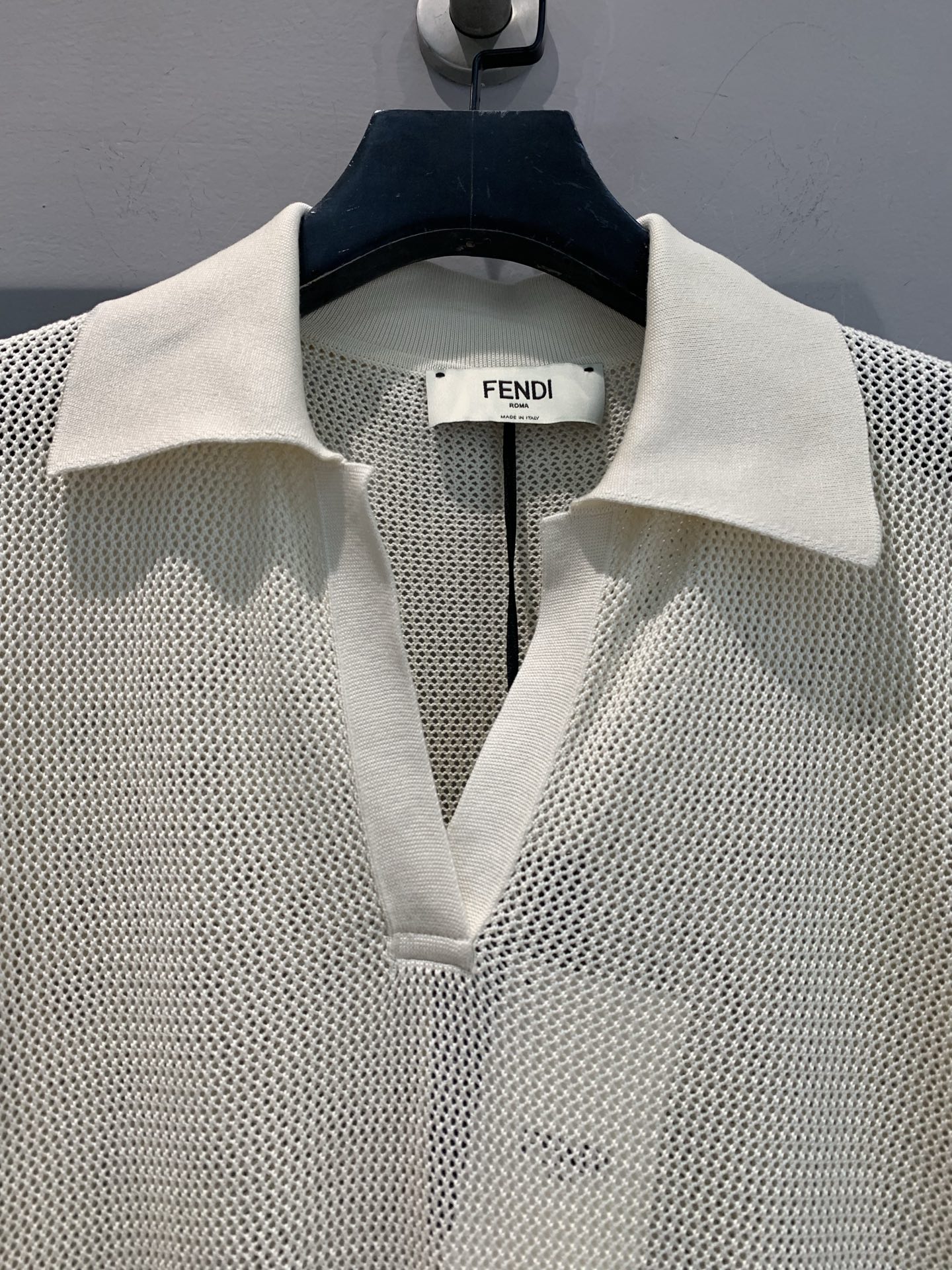 新款🔥出货啦📢 原版实拍 FD2025春夏新款弹力真丝polo领短袖T恤。经典POLO领设计，复古又摩登