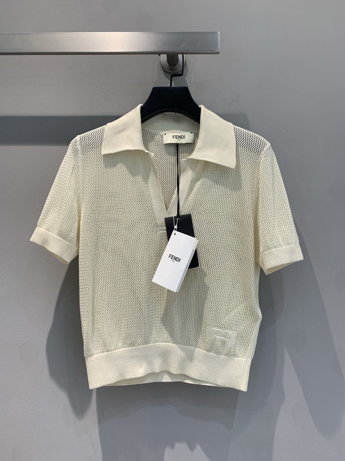 NO:327059,The new model is shipped. Original real shot. FD2025 spring and summer new elastic silk polo collar short-sleeved T-shirt. Classic POLO collar design, retro and modern. The elastic silk fabric has the silky touch and glossy texture of silk, and has excellent elasticity. It is free and unrestrained to wear, fits the body without any tension. Whether it is paired with casual trousers to create a casual daily style, or a skirt to attend exquisite occasions, it can always exude charm and show high-end fashion taste. Number 36 38 40,,skirts,T-shirt,tees,t-shirt,real silk,alexander wang19860909新款出货啦 原版实拍 FD2025春夏新款弹力真丝polo领短袖T恤.经典POLO领设计,复古又摩登.弹力真丝面料,既有真丝的丝滑触感、光泽质感,又具备出色弹性,穿着自在无束缚,贴合身形又不紧绷.无论是搭配休闲长裤打造随性日常风,还是配上半身裙出席精致场合,都能让你时刻散发迷人魅力,彰显高端时尚品味.码数36 38 40,,skirts,T-shirt,tees，t-shirt,real silk,alexander wang,Women's clothing