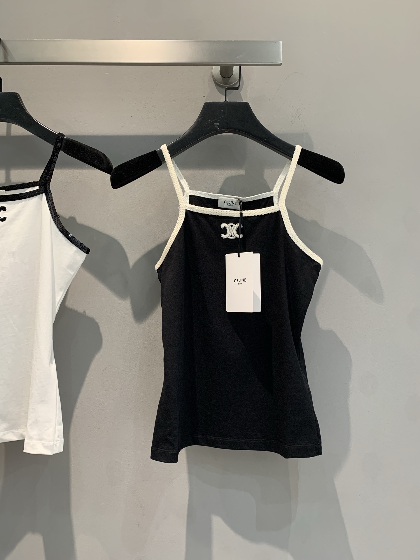 NO:329077,New models are shipped. Original development Celin*2025 spring and summer new contrasting edge bead-piece suspender vest. Bead-piece positioning embroidery is adopted. The craftsmanship is complex, classic black and white contrasting colors are simple without losing style. The exquisite brand logo embellishes to highlight unique taste. Delicate fabrics, close and comfortable, outline graceful figures. Whether paired with casual denim or elegant skirts, it can easily create eye-catching shapes to help you bloom in spring. SML, celine, skirts, alexander wang19860909新款出货啦 原版开发 Celin*2025春夏新款撞色边珠片吊带背心.采用珠片定位刺绣,工艺复杂,经典黑白撞色,简约而不失格调.精致的品牌标识点缀,彰显独特品味.细腻面料,贴身舒适,勾勒曼妙身姿.无论是搭配休闲牛仔,还是优雅裙装,都能轻松打造吸睛造型,助你在春日绽放别样魅力.码数SML,,celine,skirts,alexander wang,Women's clothing