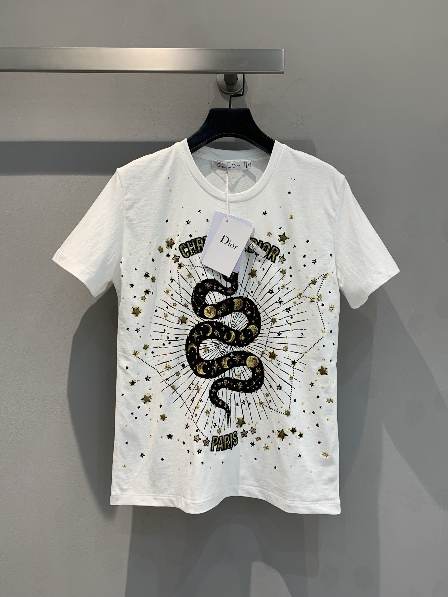 NO:327066,The new model shipped original development CD2925 Snake Year limited edition heavy industry iron diamond gold thread embroidered pattern pure cotton T-shirt. It uses pure cotton fabric, skin-friendly and soft, and iron diamond technology to outline the mysterious snake pattern, which exudes fantasy charm against the backdrop of stars and constellations lines. The words 