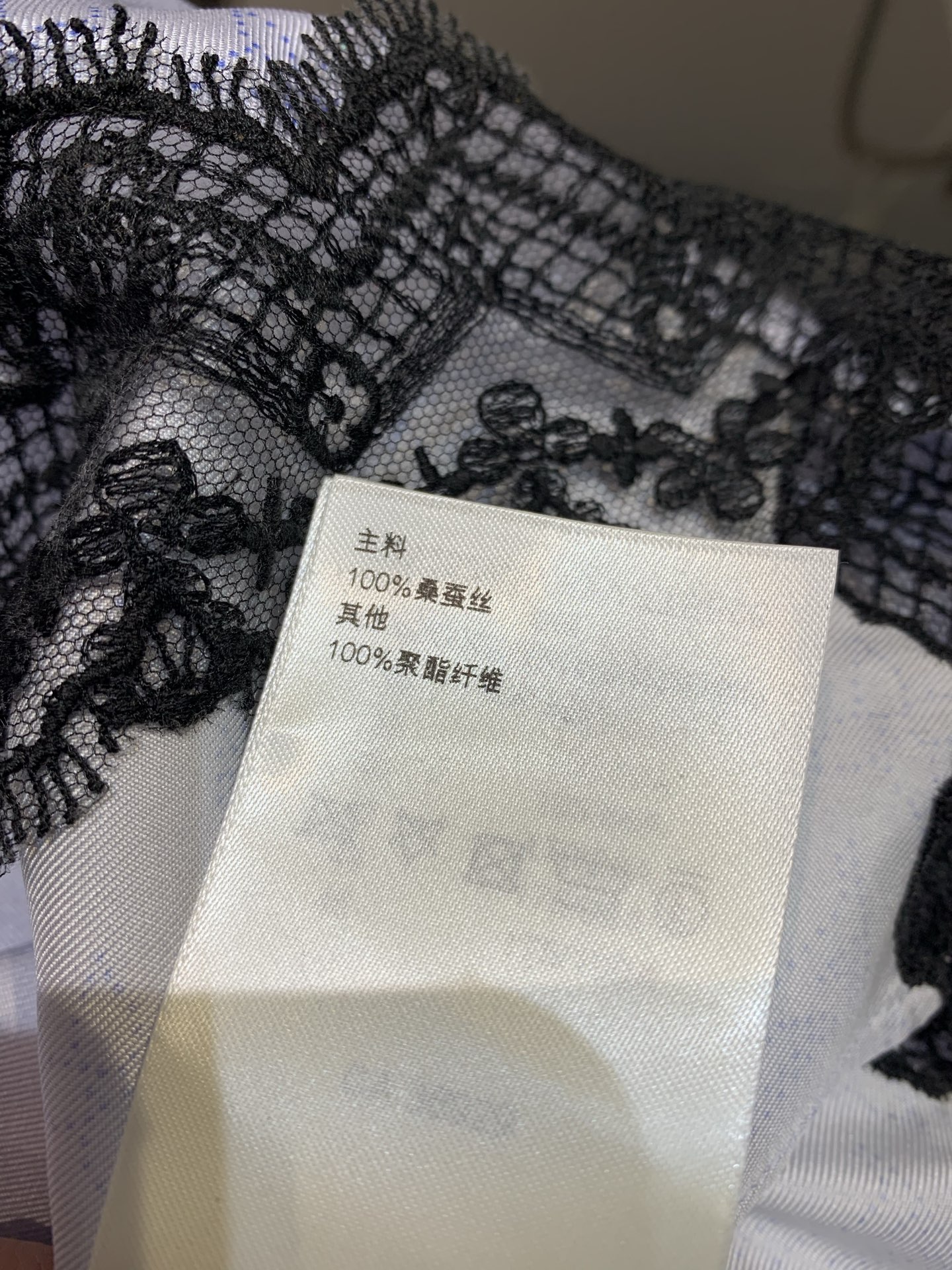 新款🔥出货啦 原版实拍 L家2025春夏新款航海系列镂空蕾丝衬衫。采用百分百桑蚕丝面料。质感上乘 轻盈舒