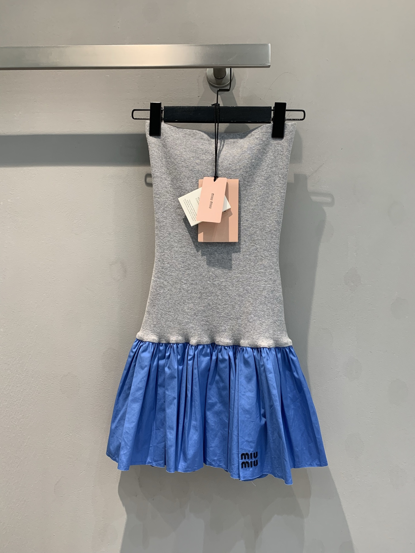 NO:455455,The new model is shipped. Original development Miumi*2025 spring and summer new contrasting two-piece strapless skirt. The upper part of M is made of cashmere comfortable fabric to fit the body, outlining graceful curves and showing the soft figure of women. The lower part of the color collides boldly, the grey calmness meets the agility of blue, the unique design of the skirt is like a lively note, swaying when walking, paired with white shoes and exquisite shoulder bags, strolling on the street, instantly becoming the focus of fashion; it is also a dazzling choice for parties and parties, with high heels and gorgeous accessories, and full of charm under the light. Size 36 38 40,,miumiu, high heels,satchels, skirts, alexander wang19860909新款出货啦 原版开发 Miumi*2025春夏新款撞色假两件抹胸裙.M上半部分以山羊绒舒适面料贴合身形,勾勒出曼妙曲线,展现女性柔美身姿.下半部分色彩大胆碰撞,灰色的沉稳遇上蓝色的灵动 ,裙摆的独特设计,似灵动音符,行走间摇曳生姿,搭配小白鞋与精致挎包,漫步街头,瞬间成为时尚焦点；也是派对聚会的亮眼选择,配上高跟鞋与华丽配饰,在灯光下尽情绽放魅力.码数36 38 40,,miumiu,high heels,satchels,skirts,alexander wang,Women's clothing