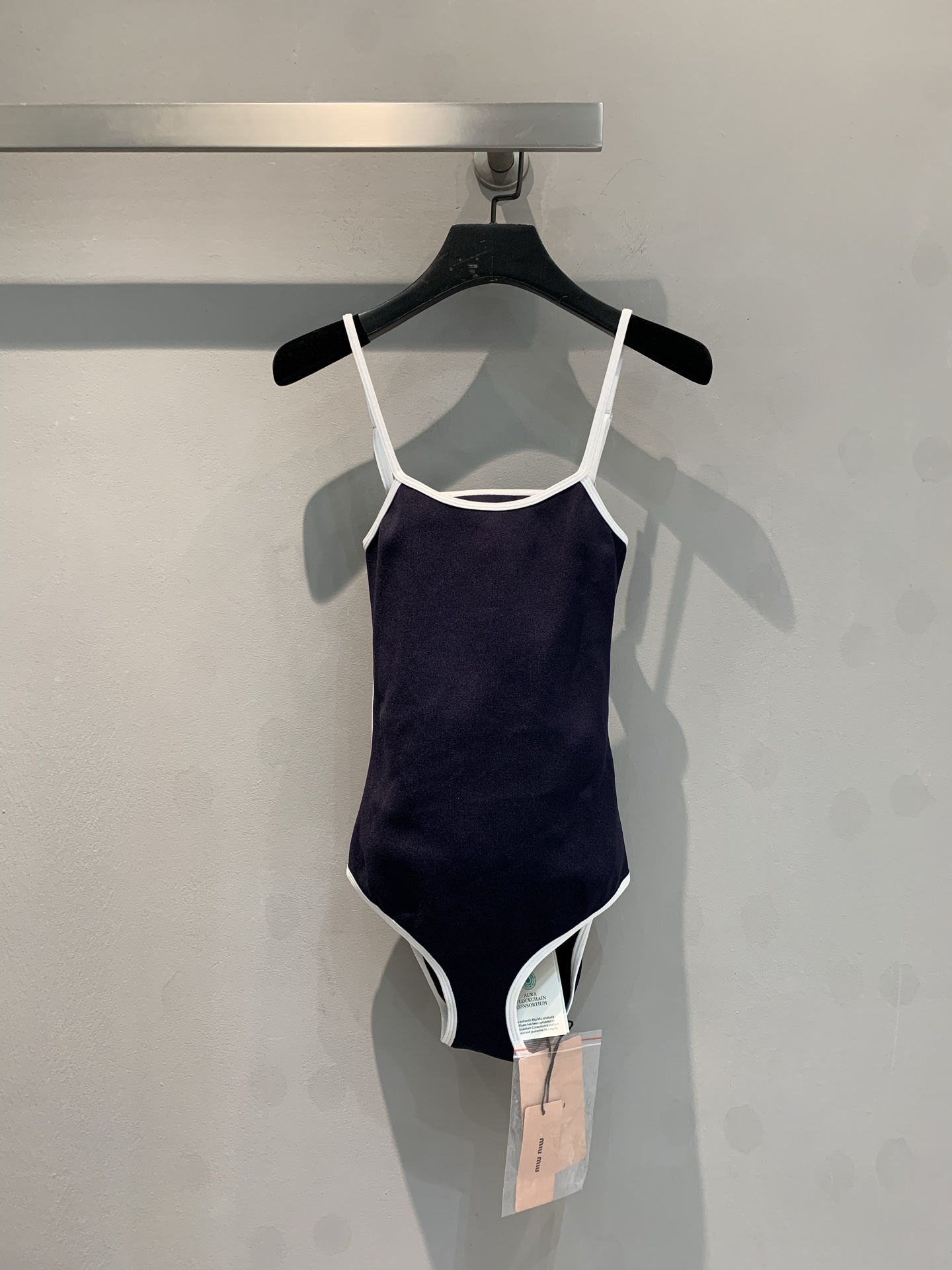 NO:334542,The new model is shipped. Original real shot. Miumi 2025 spring and summer new vacation style back hollow one-piece swimsuit. The Miu series this year's show style is really beautiful. Simple suspender style, classic and elegant. Contrasting color lines outline, adding a sense of fashion and three-dimensionality, highlighting exquisite details. High-quality elastic fabrics are used to ensure good fit comfort and have good stretching and recovery. You can wear loose shirts, denim jackets, sun hats and sandals on the outside to create a casual vacation style; you can also match a flowing long skirt to attend a swimming pool party and show your unique charm. Size 36 38 40,,miumiu, sandals, skirts, jackets & coats,shirts,hats, swimsuits, alexander wang19860909新款出货啦 原版实拍 Miumi2025春夏新款度假风后背镂空连体泳衣.Miu系今年的走秀款真的美到极致啦 简约吊带款式,经典大方.撞色线条勾勒,增添时尚感与立体感,凸显精致细节.采用高品质弹性面料,保证良好的贴身舒适度,且有较好的拉伸回复性,日常可外搭宽松衬衫、牛仔外套,配遮阳帽与凉鞋,打造休闲度假风；也能搭配飘逸长裙,出席泳池派对,展现独特魅力.码数36 38 40,,miumiu,sandals,skirts,jackets & coats,shirts,hats,swimsuits,alexander wang,Women's clothing