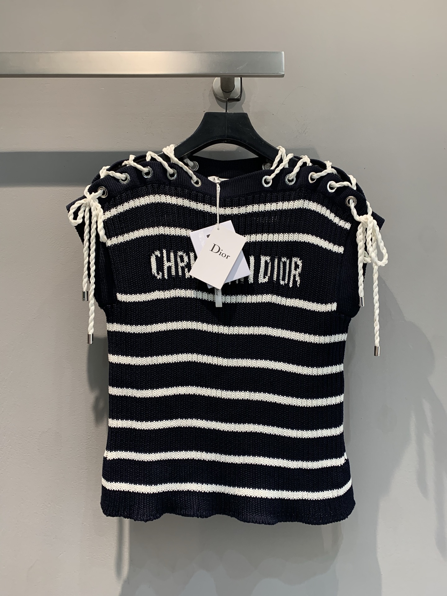 NO:335258,New style is shipped. Original real shot. CD2025 early spring new letter striped drawstring sleeveless knit sweater. It uses customized pure cotton yarn fabric, with a high-quality texture and a crisp style. Classic black and white stripes, simple without losing style, outlining neat lines. The unique knot lace design on the shoulders is matched with metal buckles, which is personalized and eye-catching, unlocking a variety of ways of wearing. The short style easily pulls up the waistline and is suitable for high-waisted pants or skirts. Whether it is a casual street or a fashionable party, it can help you bloom your unique style and become the focus of the audience!  36 38 40, skirts,alexander wang19860909新款出货啦 原版实拍 CD2025早春新款字母条纹抽绳无袖针织衫.采用定制纯棉纱线面料,质感上乘版型挺括.经典黑白条纹,简约而不失格调,勾勒出利落线条.肩部独特绳结系带设计,搭配金属环扣,个性又吸睛,解锁多样穿搭方式.短款版型,轻松拉高腰线,适配高腰裤装或裙装,无论是休闲出街还是时尚聚会,都能助你绽放独特风采,成为全场焦点！码数36 38 40,,skirts,alexander wang,Women's clothing