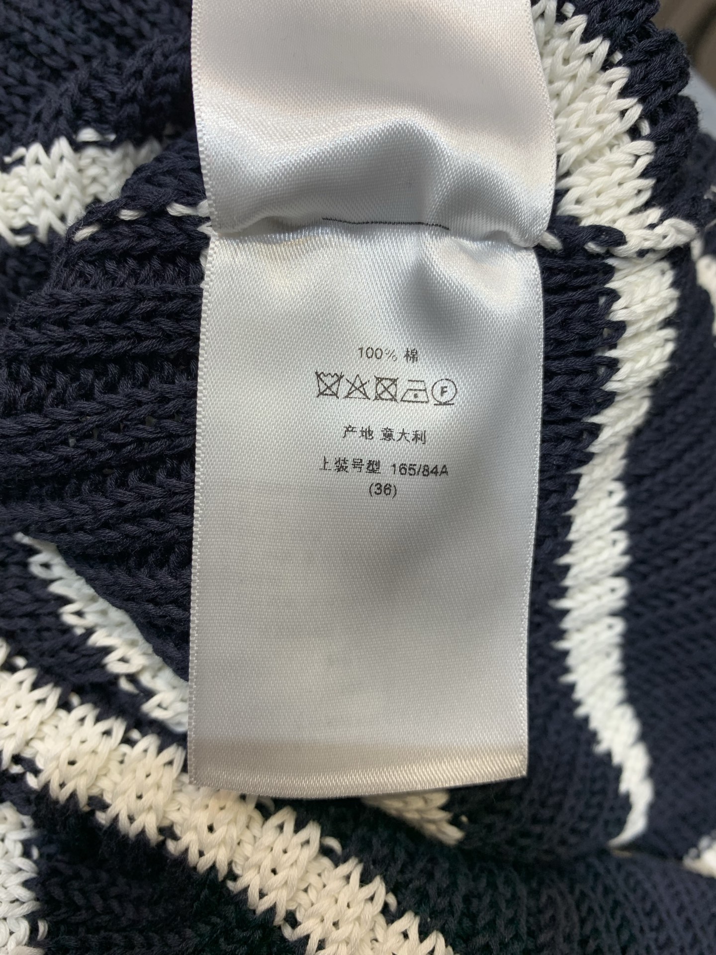 新款🔥出货啦📢 原版实拍 CD2025早春新款字母条纹抽绳无袖针织衫。采用定制纯棉纱线面料，质感上乘版型