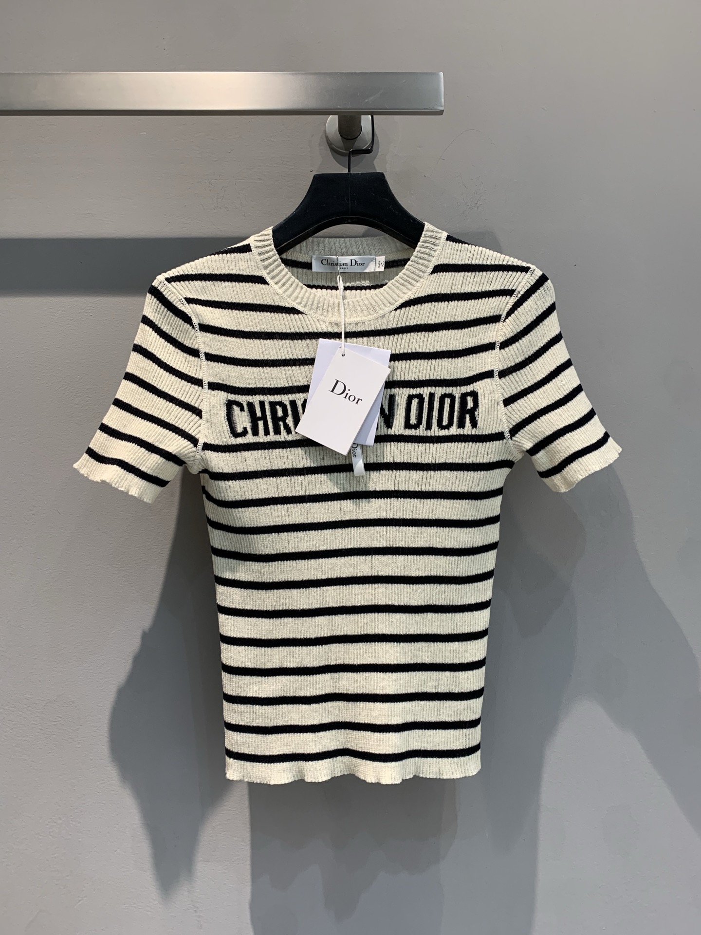 新款🔥出货啦📢 原版开发 CD新款字母条纹这款针织短袖。采用亚麻和真丝混纺面料，质感高级 经典黑白条纹元
